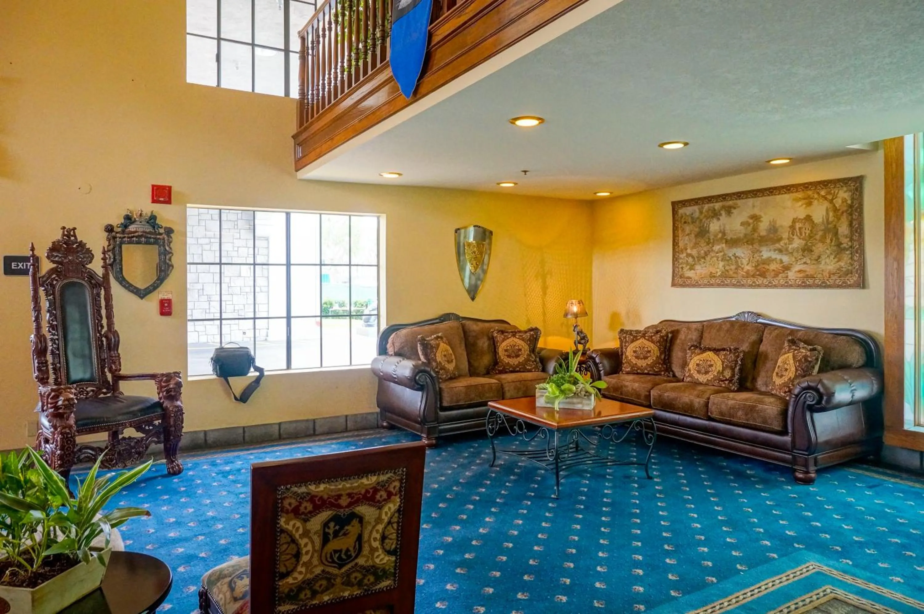 Communal lounge/ TV room in Castle Inn and Suites Anaheim