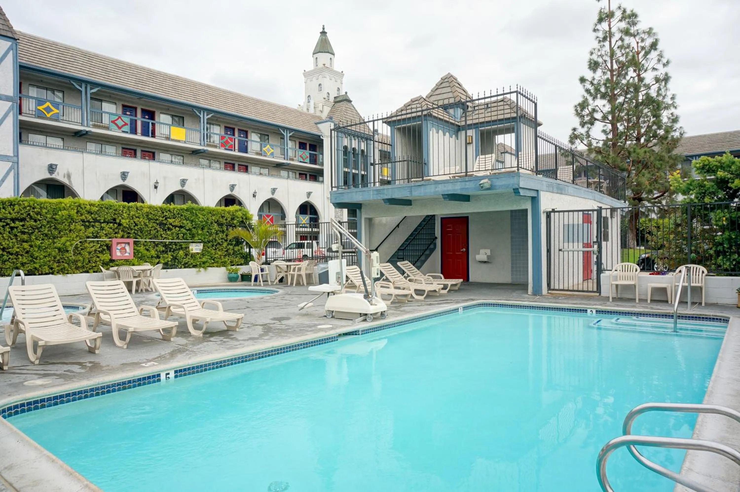 Swimming pool in Castle Inn and Suites Anaheim