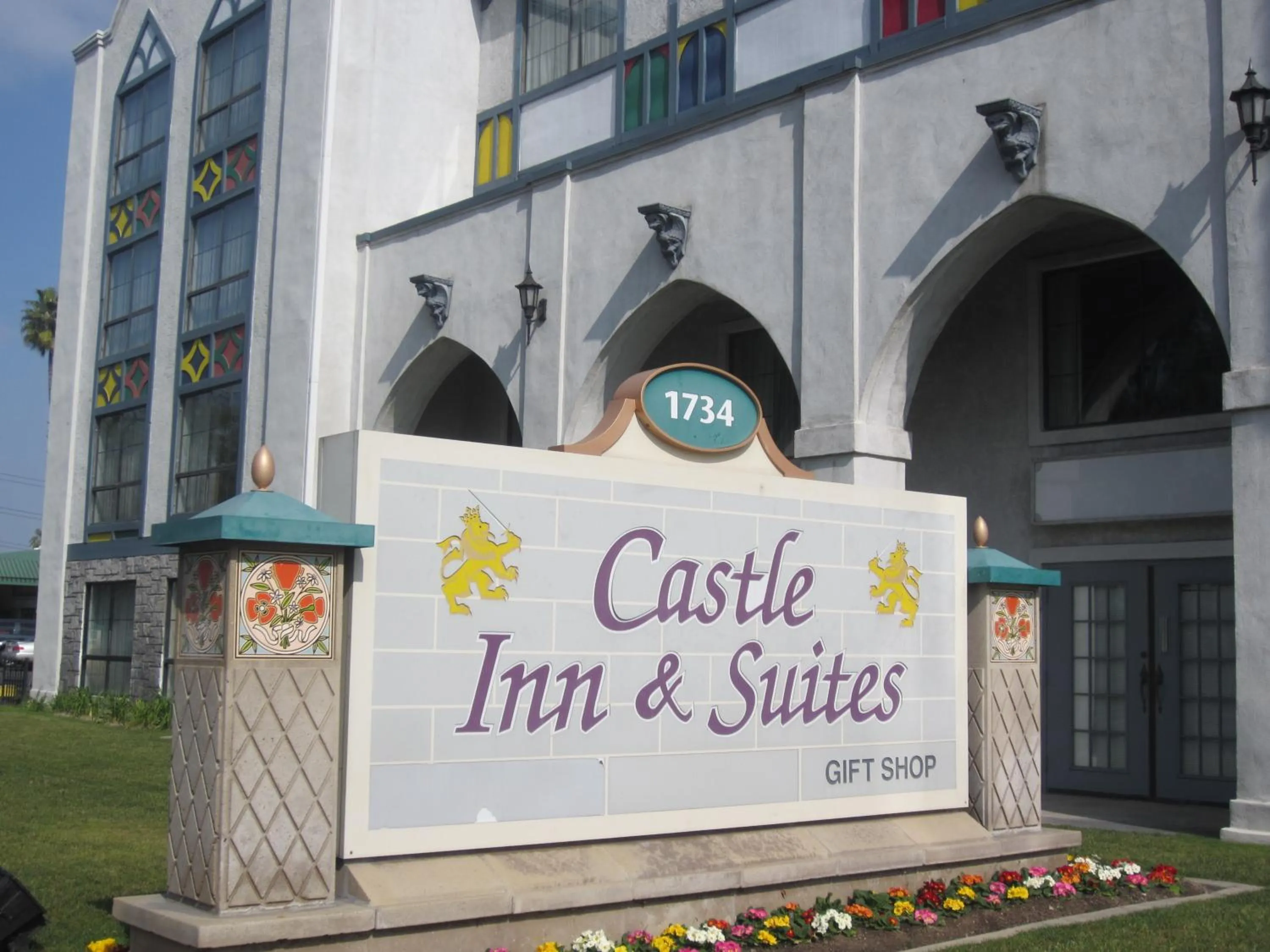 Facade/entrance in Castle Inn and Suites Anaheim