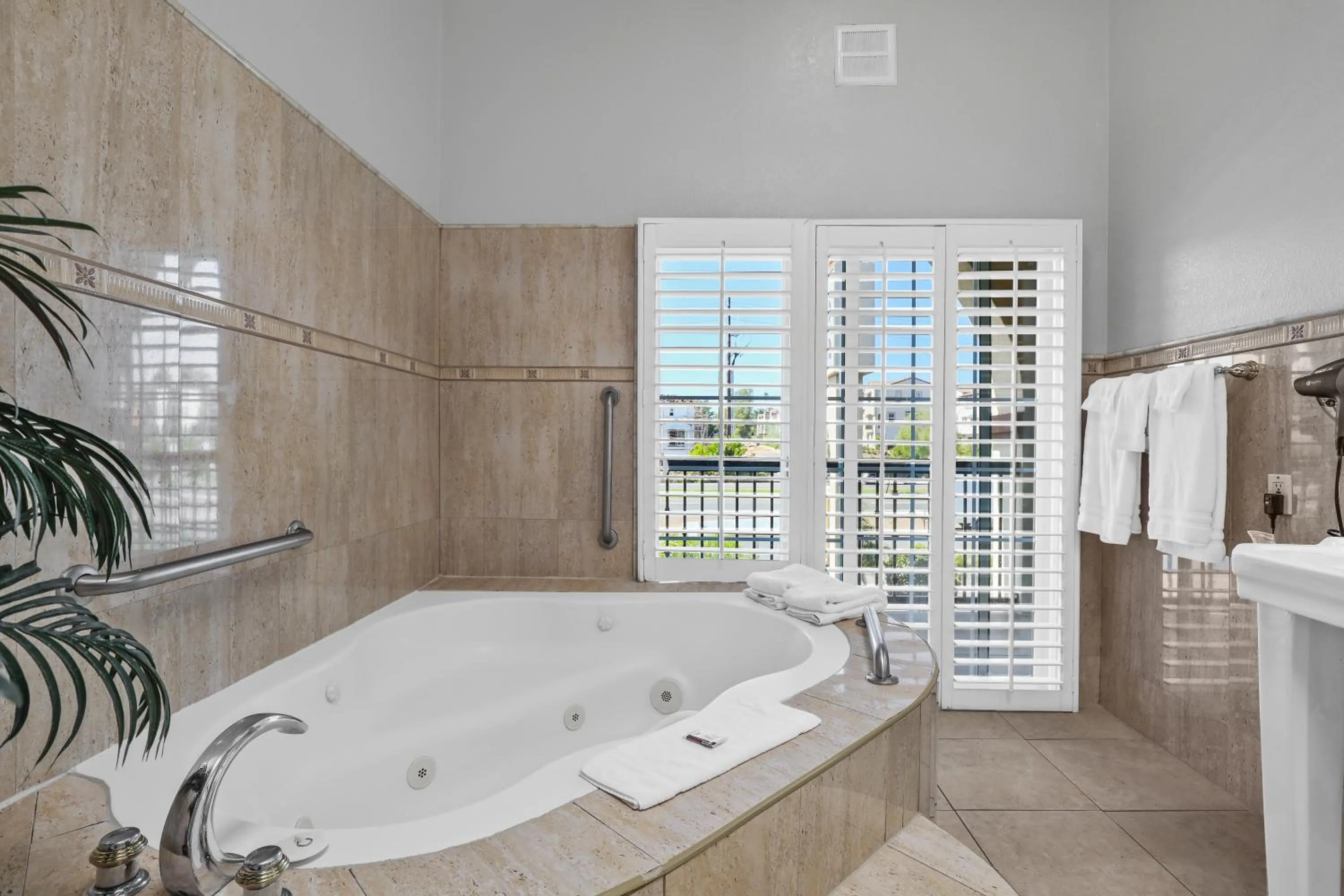 Hot Tub in Motel Mediteran