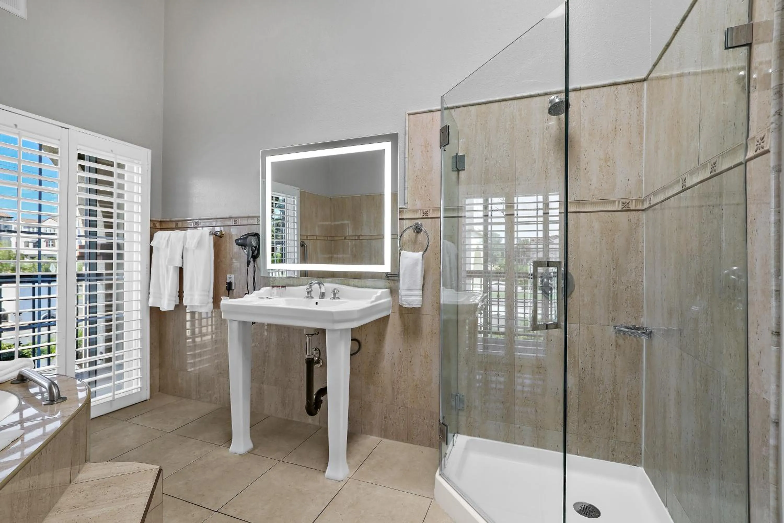 Shower in Motel Mediteran