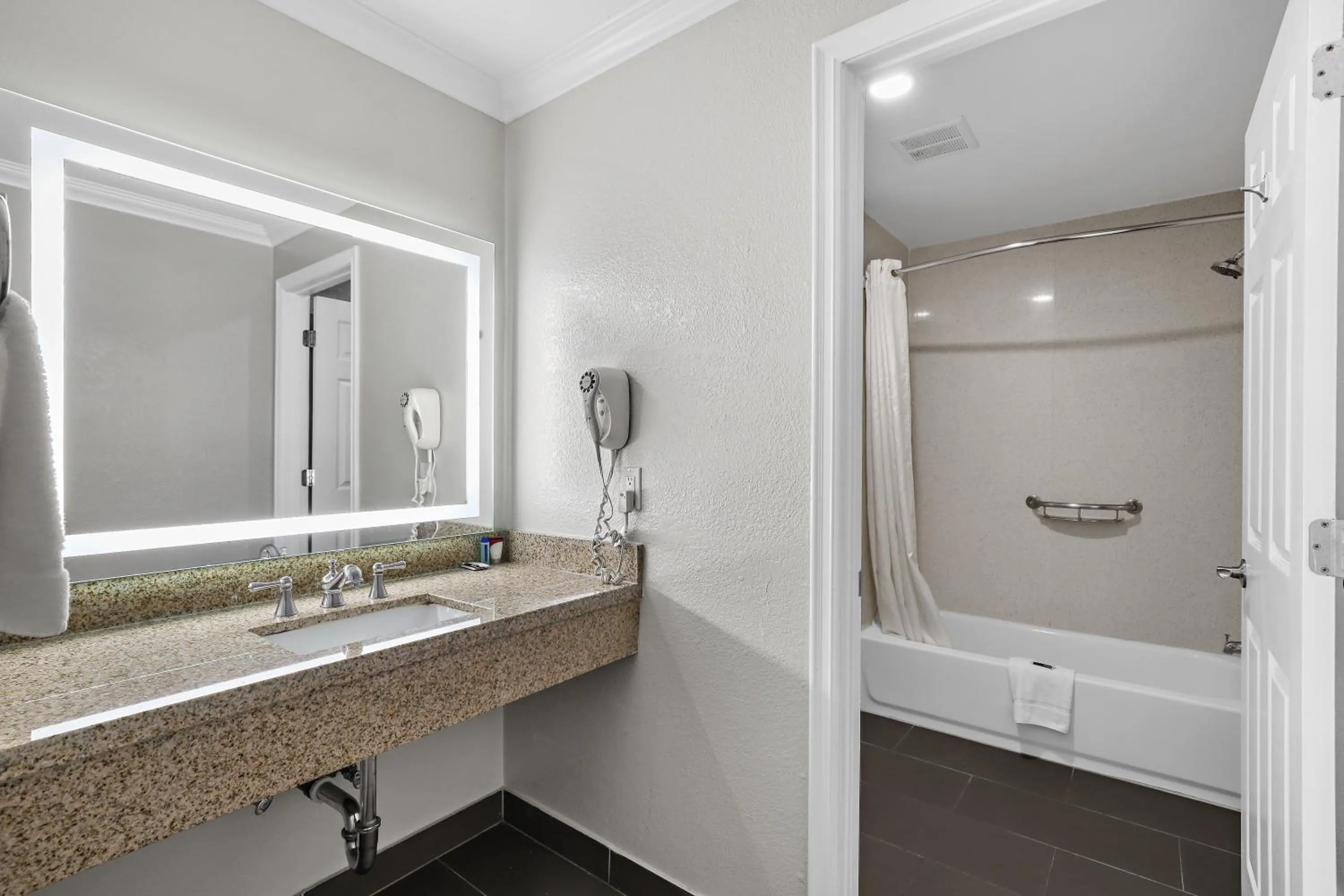 Shower in Motel Mediteran