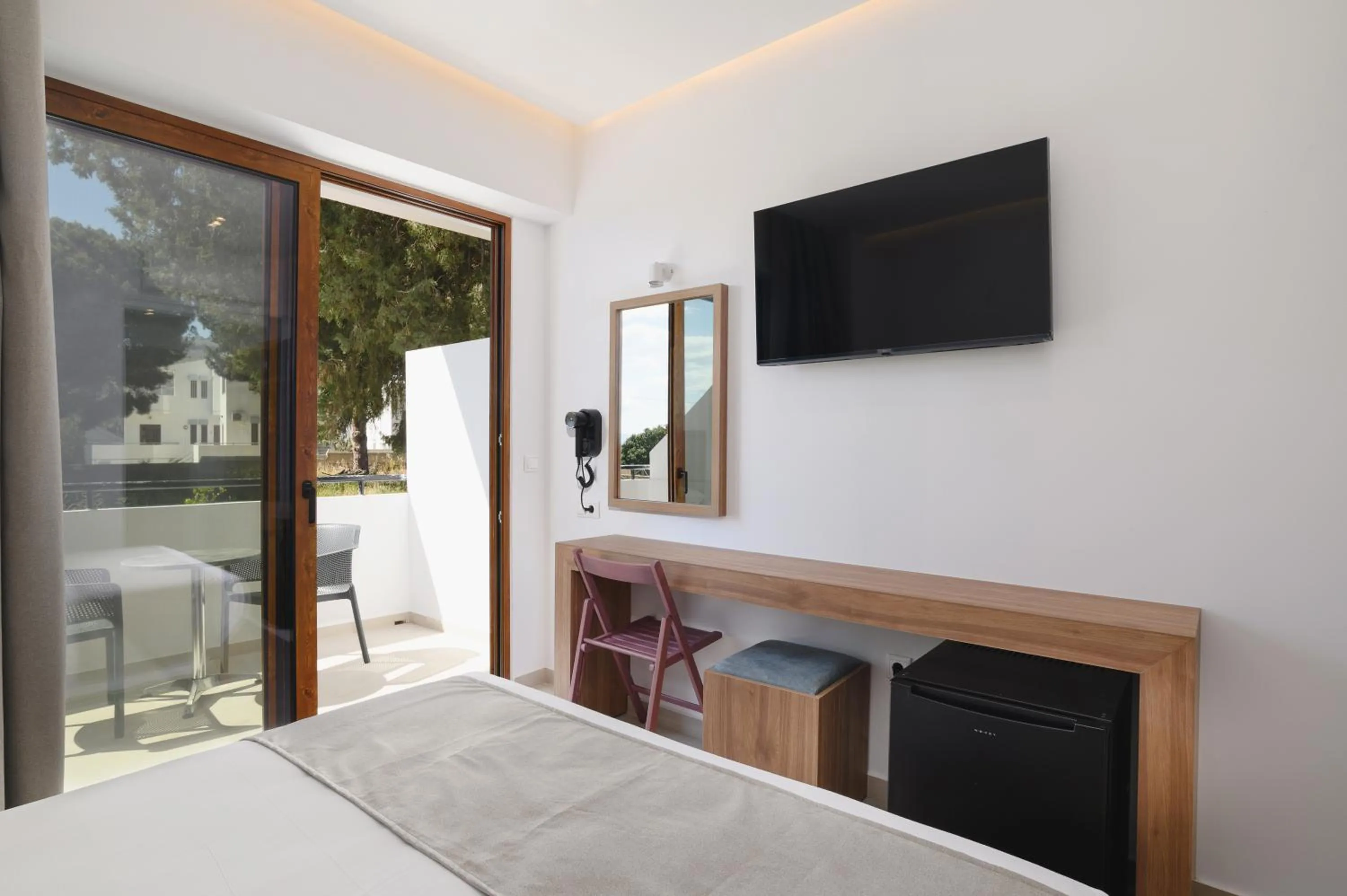 TV and multimedia, Bed in Pefkos Village Resort