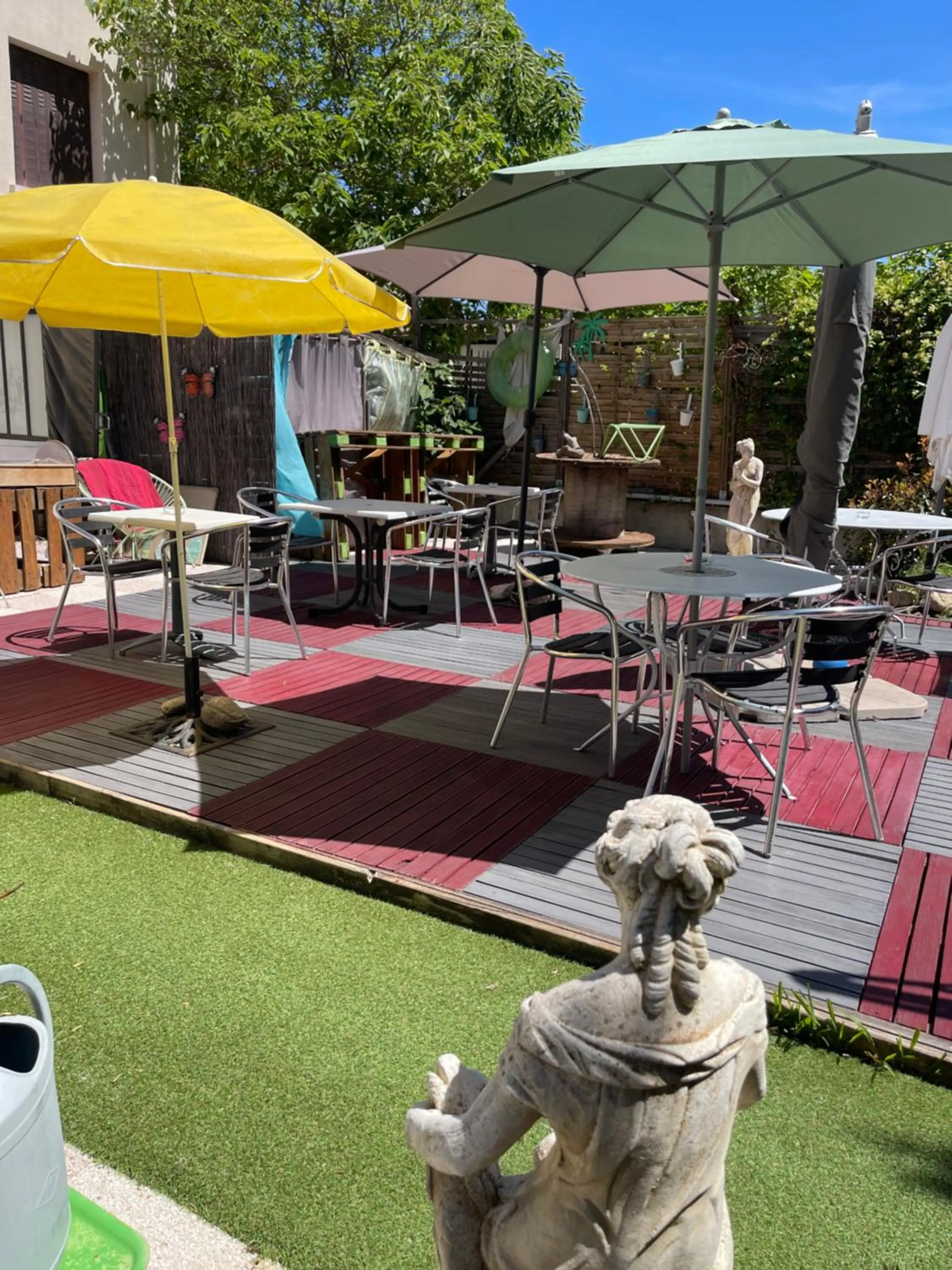 Patio in Hotel Clair Logis