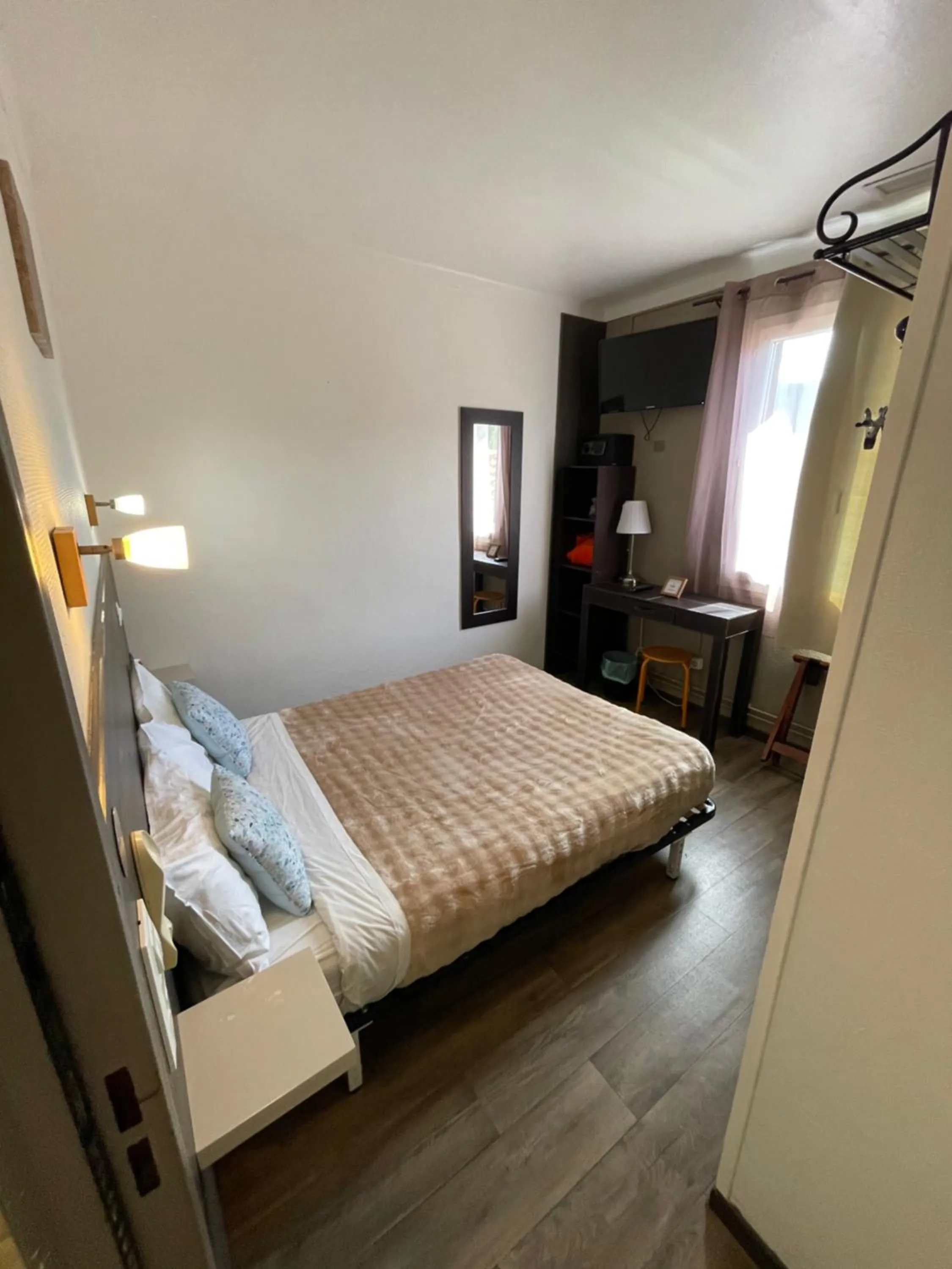 Photo of the whole room in Hotel Clair Logis