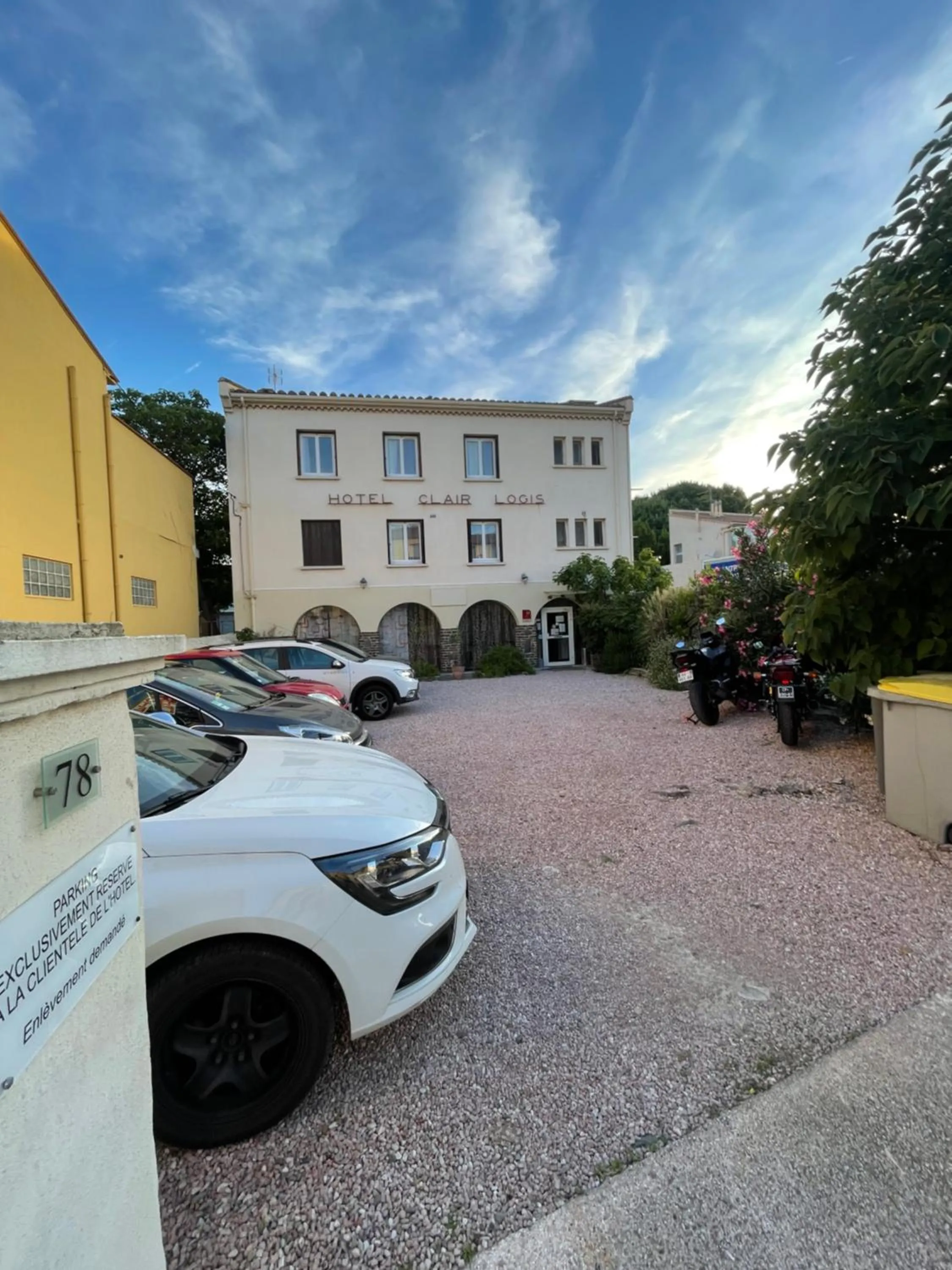 Parking in Hotel Clair Logis