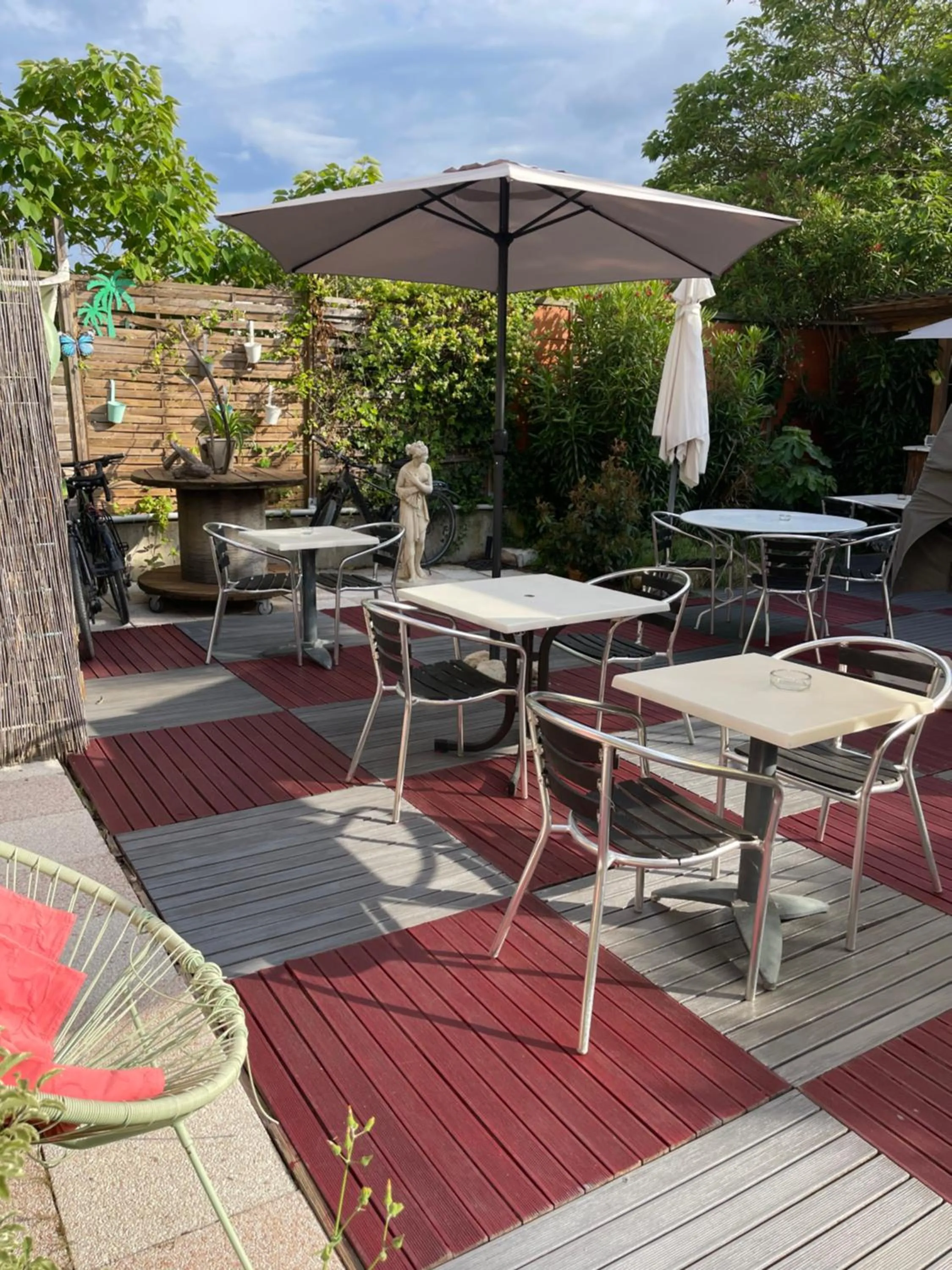 Patio in Hotel Clair Logis