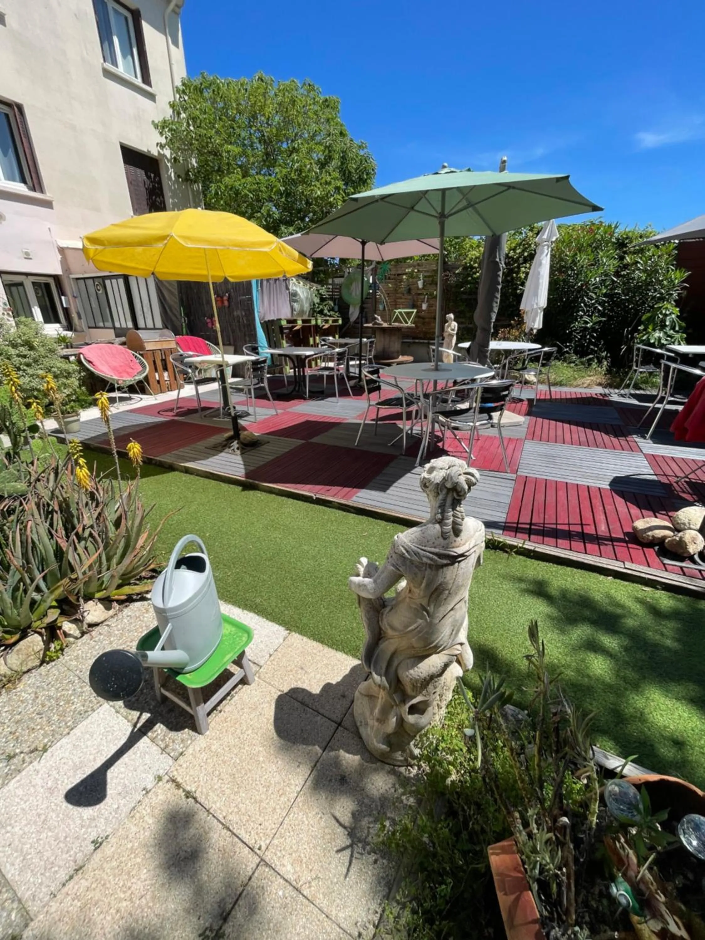 Patio in Hotel Clair Logis