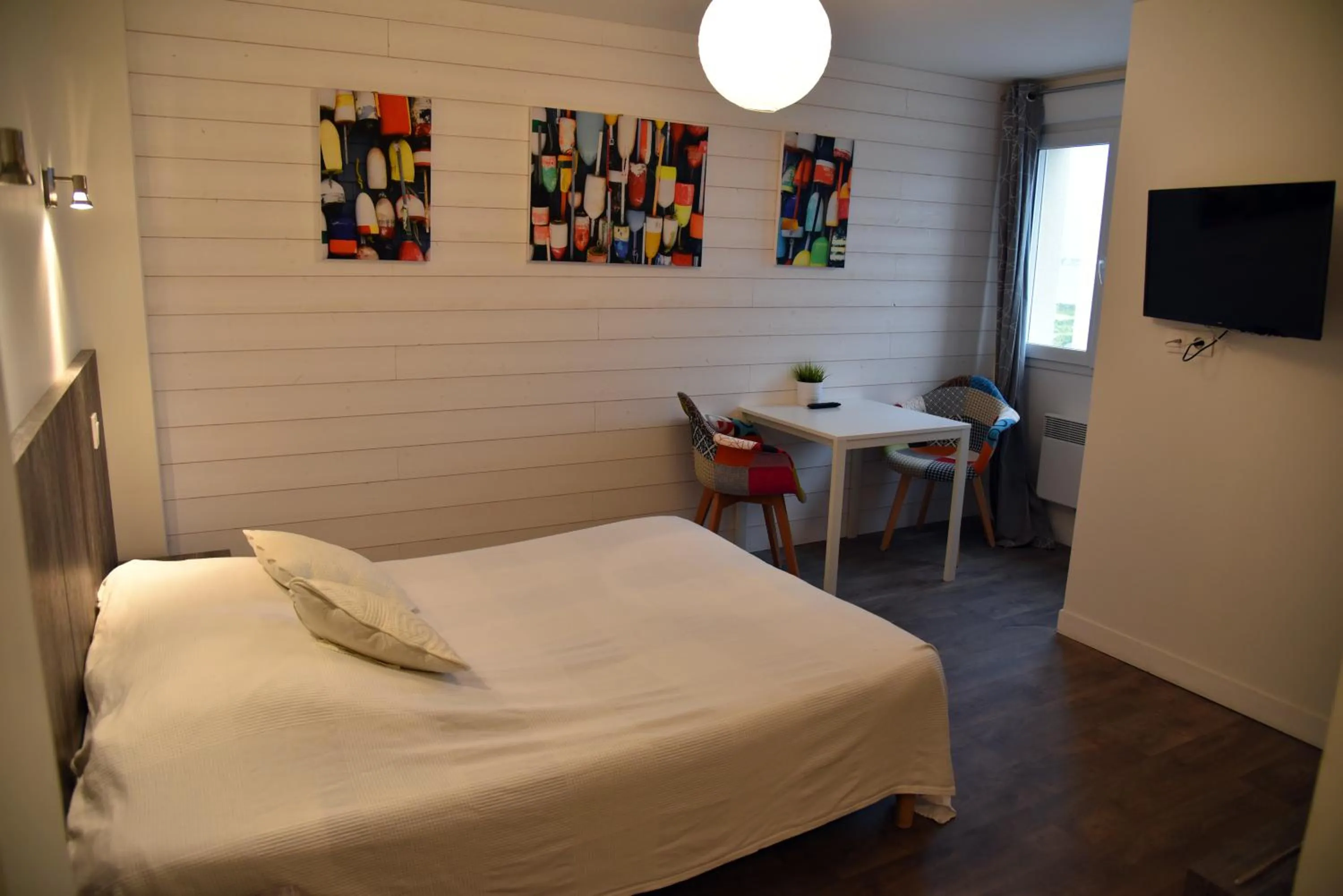 Photo of the whole room, Bed in La Marine