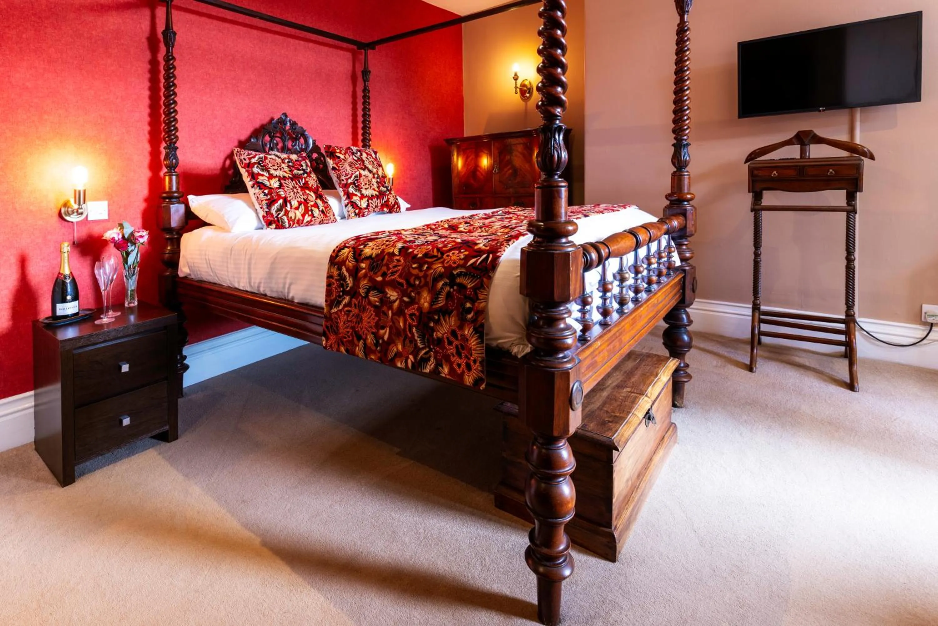 Bed in The Royal Station Hotel