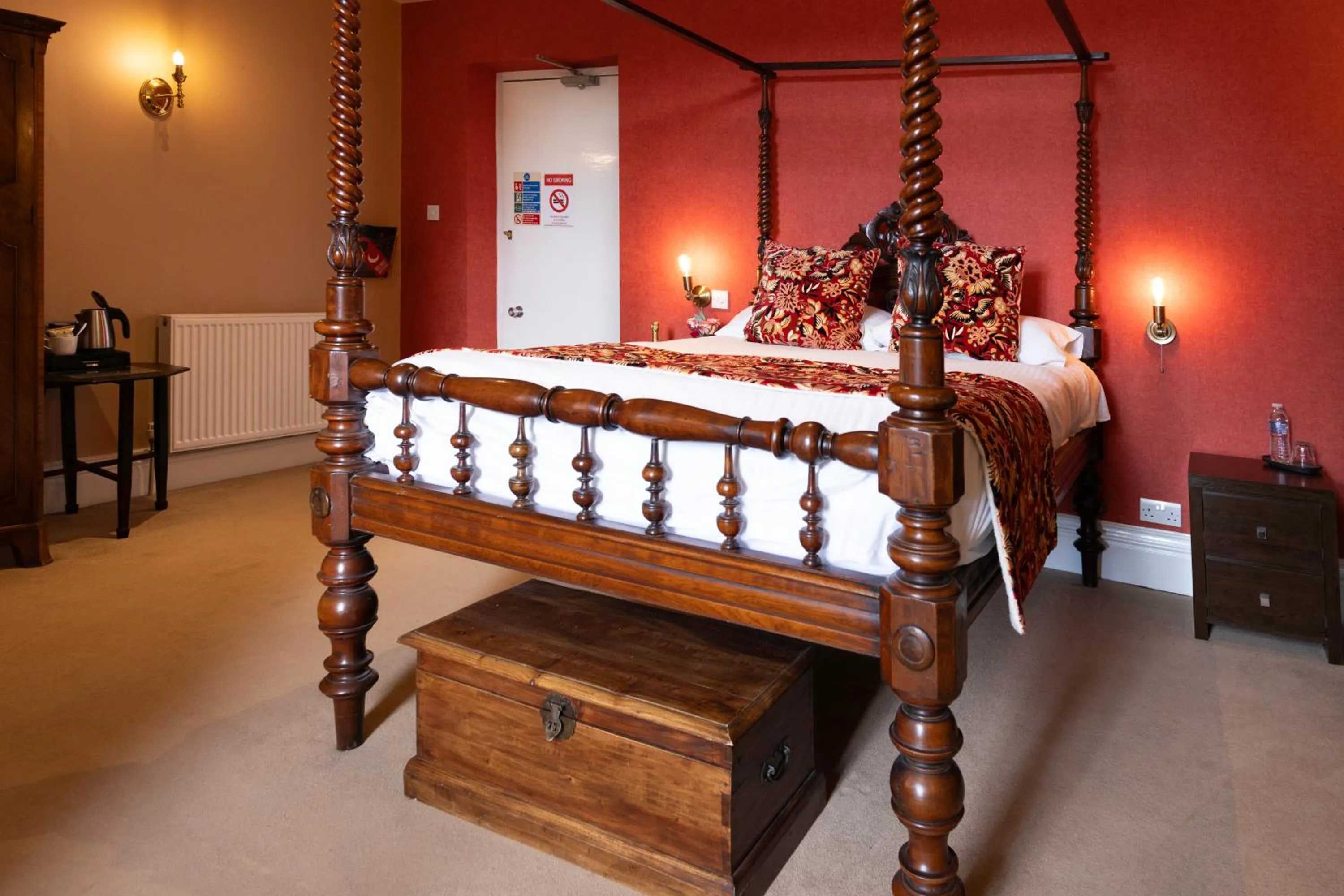 Bed in The Royal Station Hotel