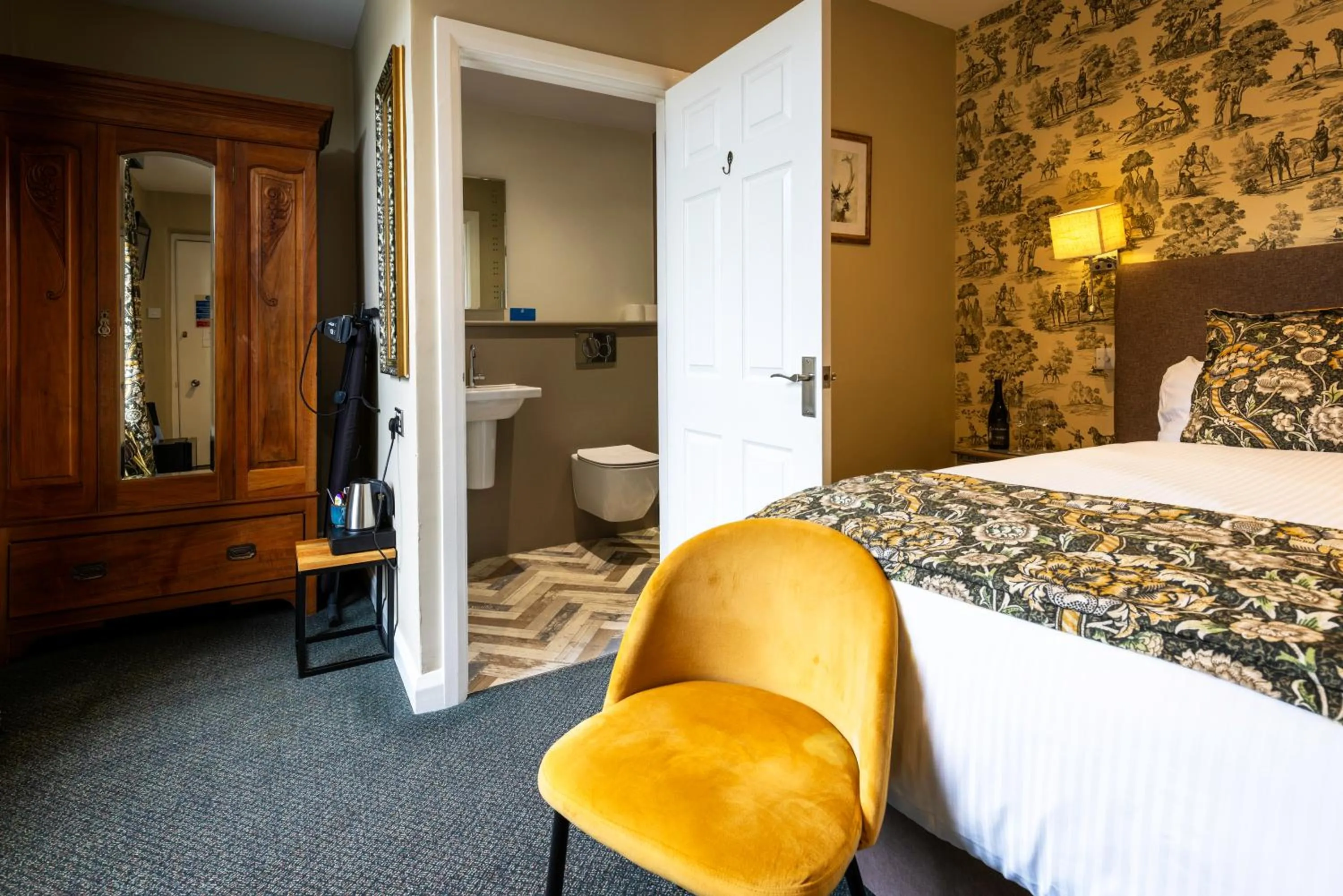 Bathroom, Bed in The Royal Station Hotel