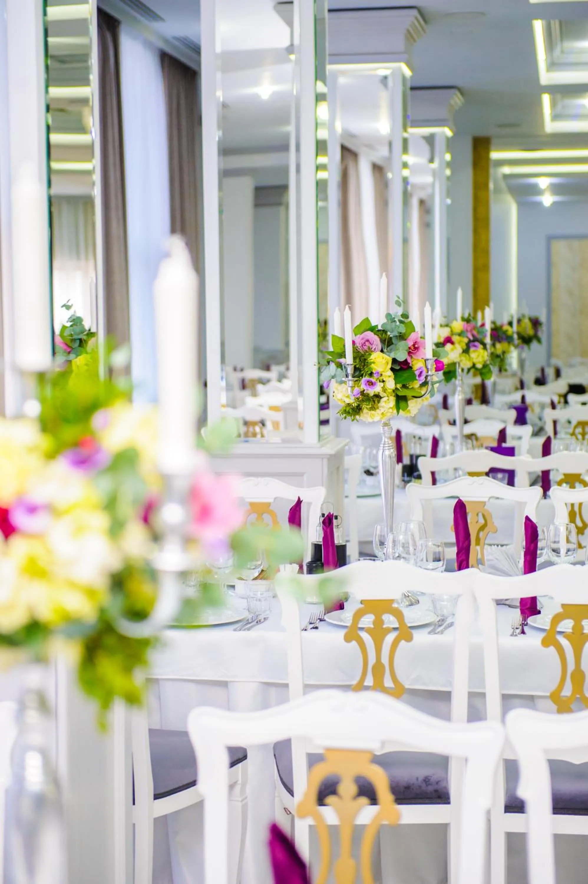 Restaurant/places to eat in Royal Class Hotel