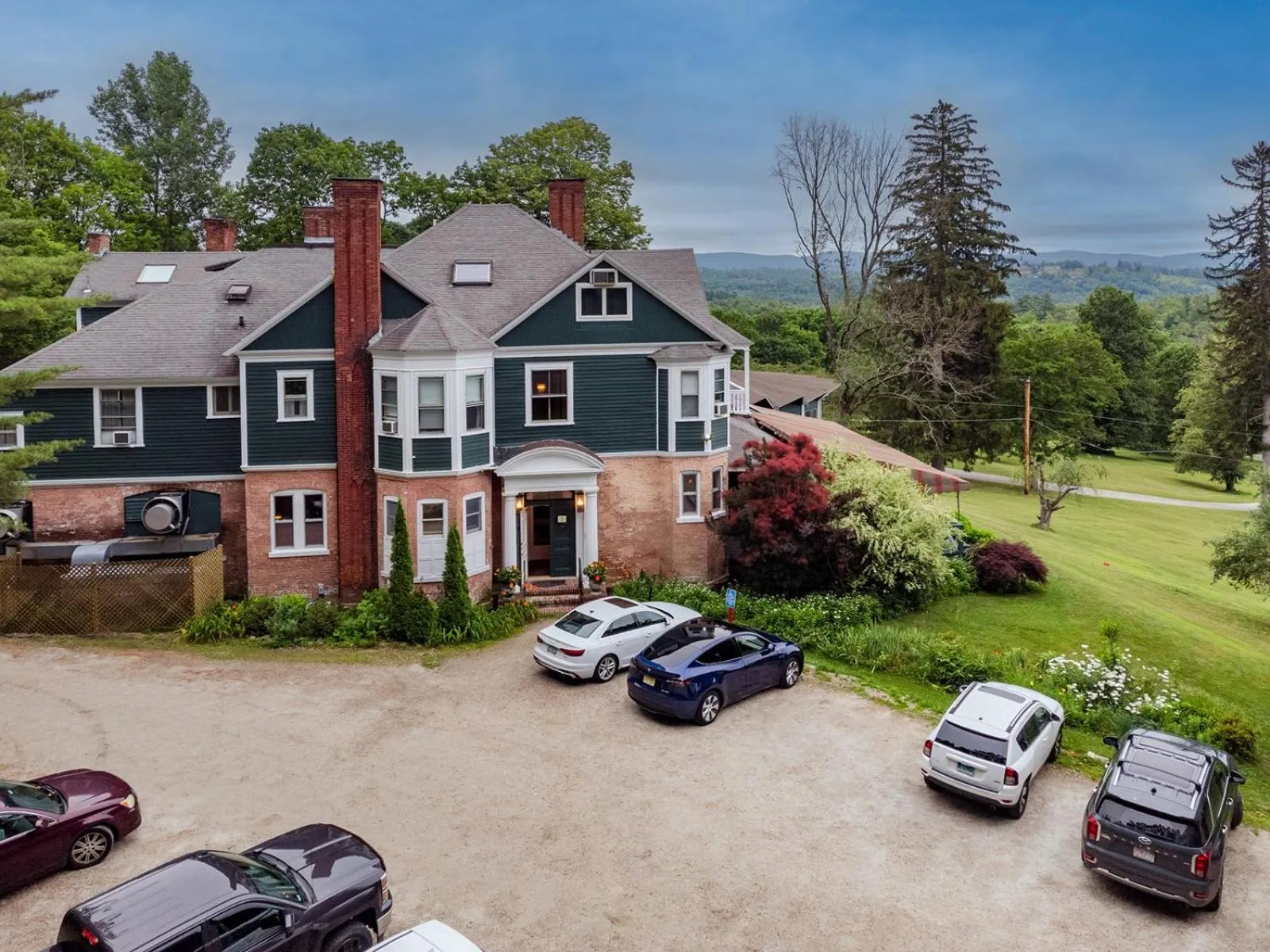 Facade/entrance in Apple Tree Inn
