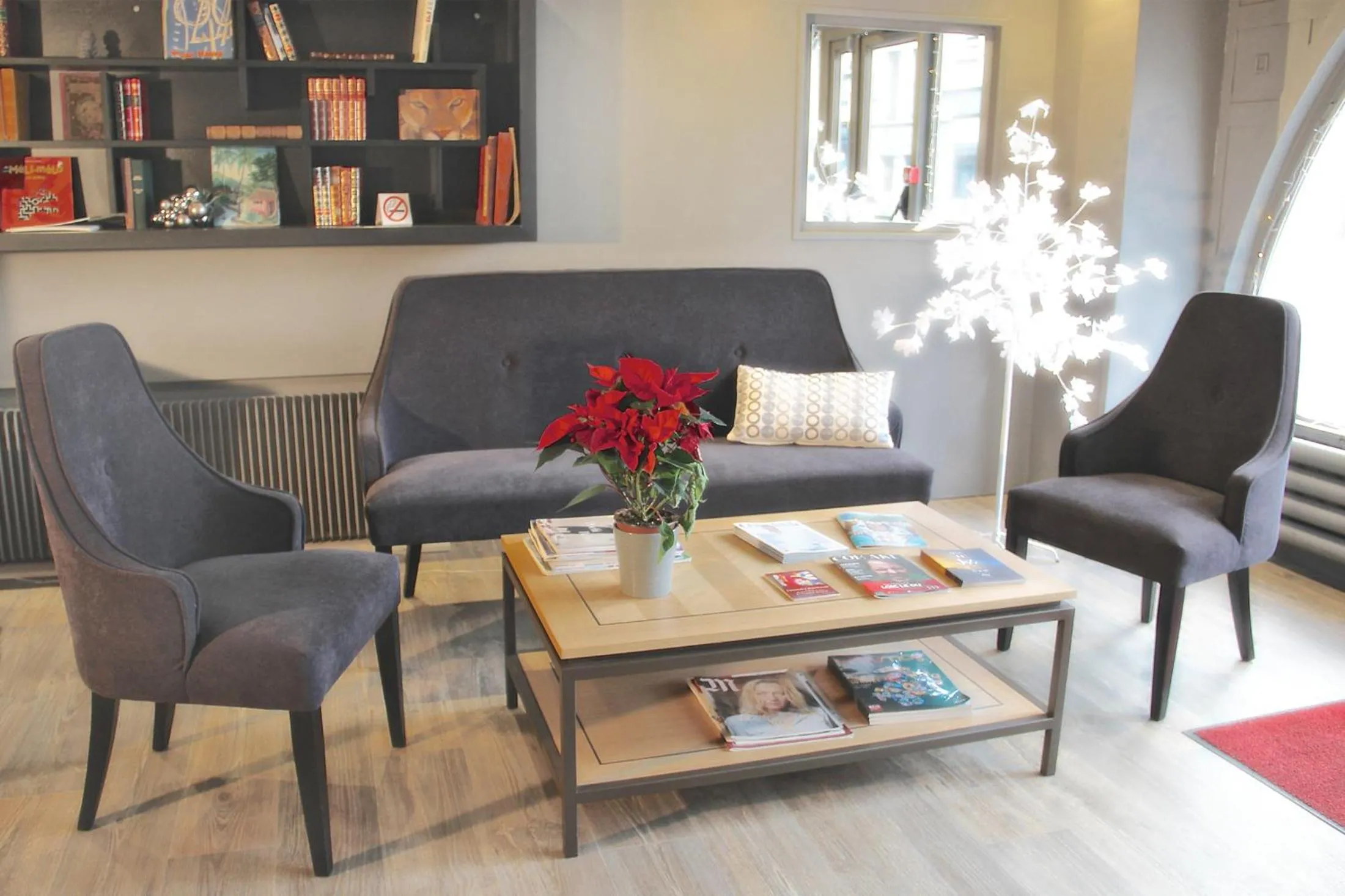 Lounge or bar in Hotel Thonon Centre Le Comte Rouge