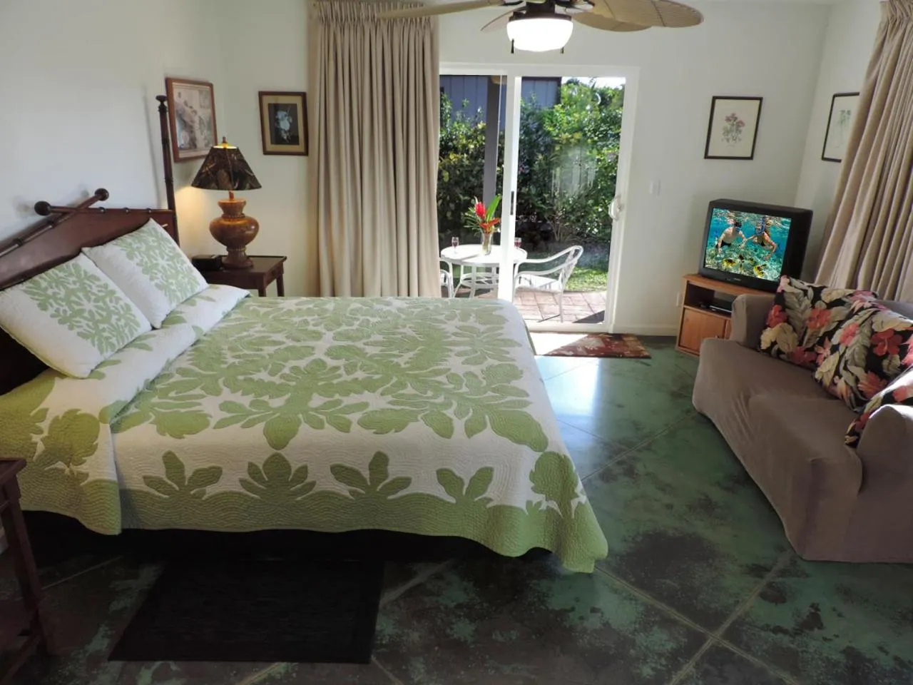 Bed in Hale Pua Villa - Seaside Studio