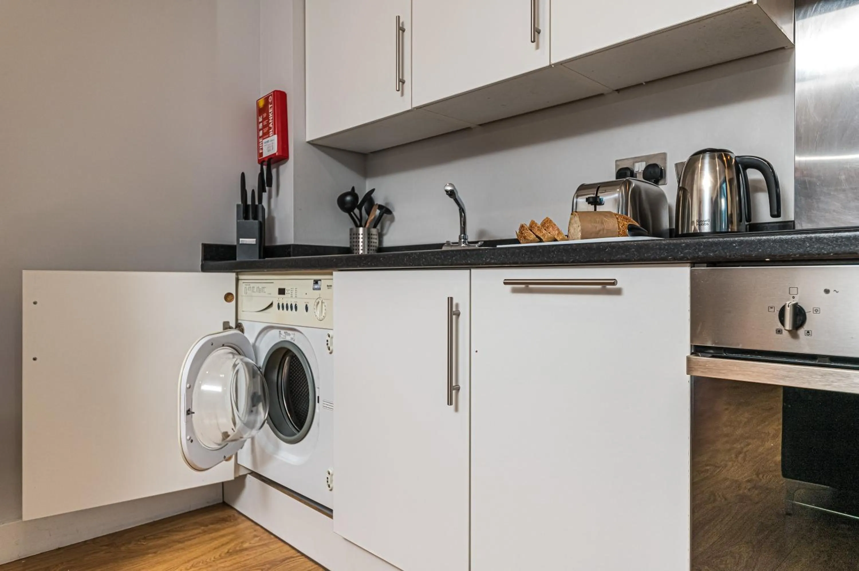 washing machine in HQ Aparthotel Farnborough