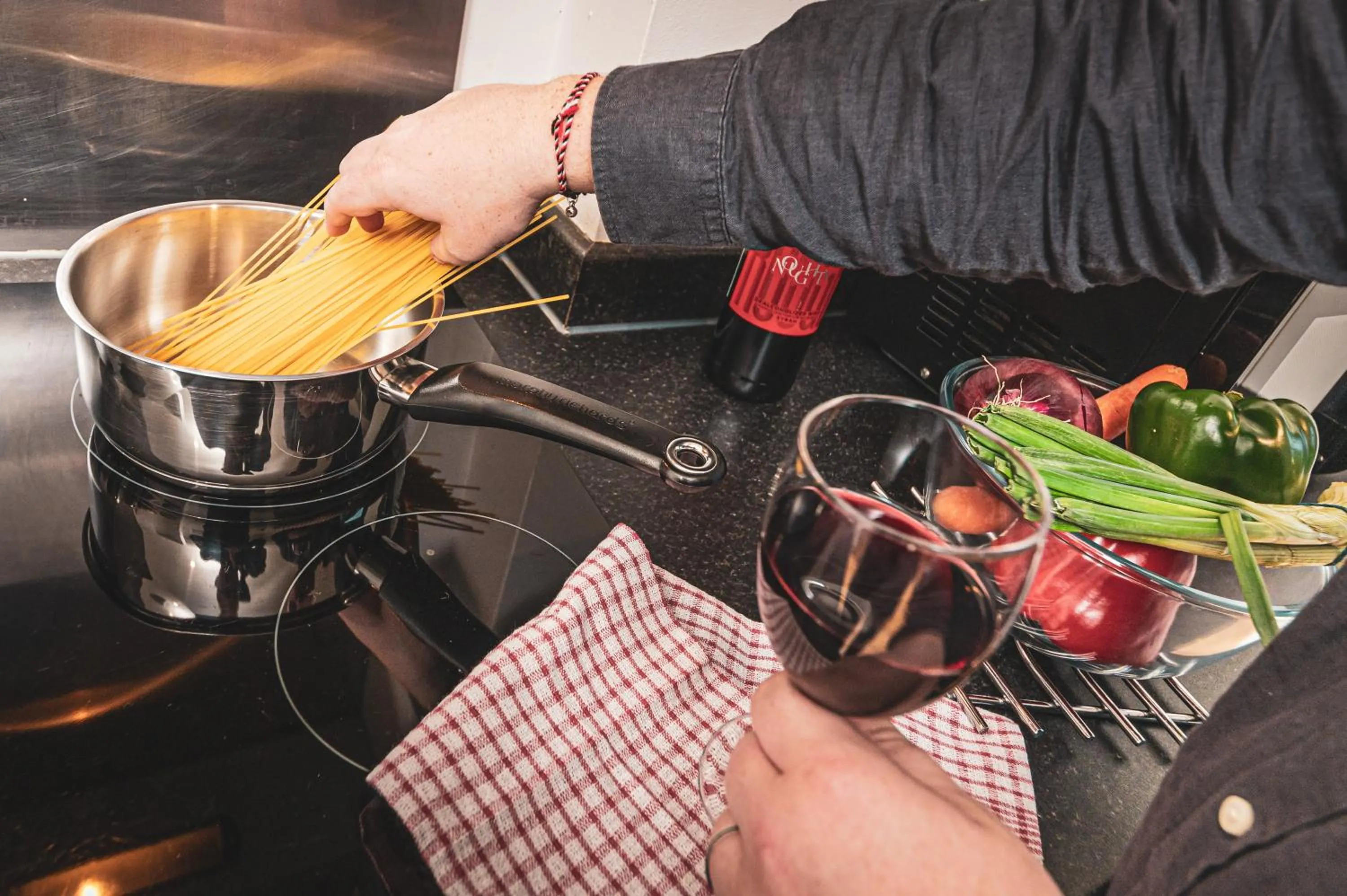 kitchen in HQ Aparthotel Farnborough