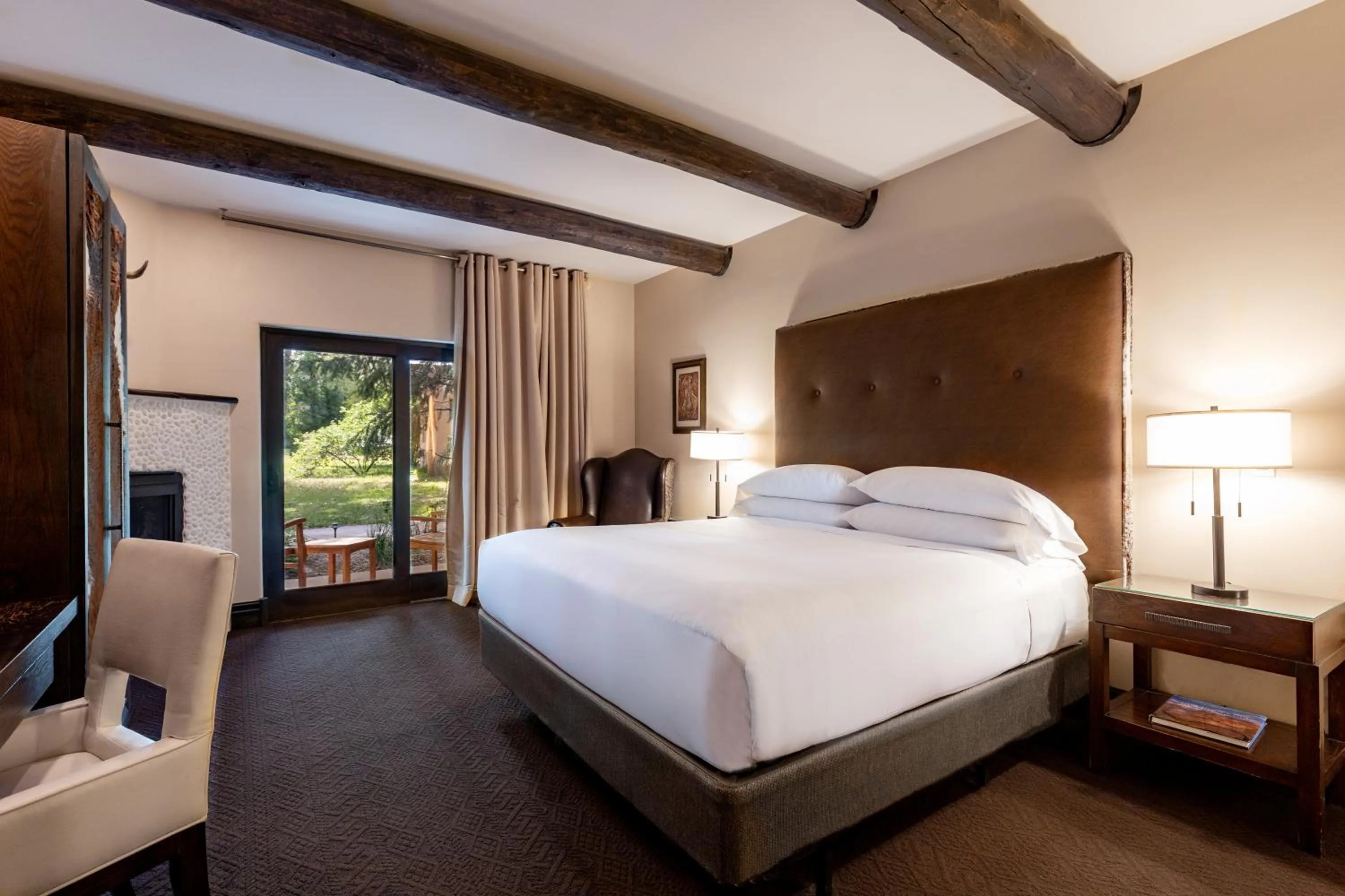 Bed in El Monte Sagrado Resort & Spa