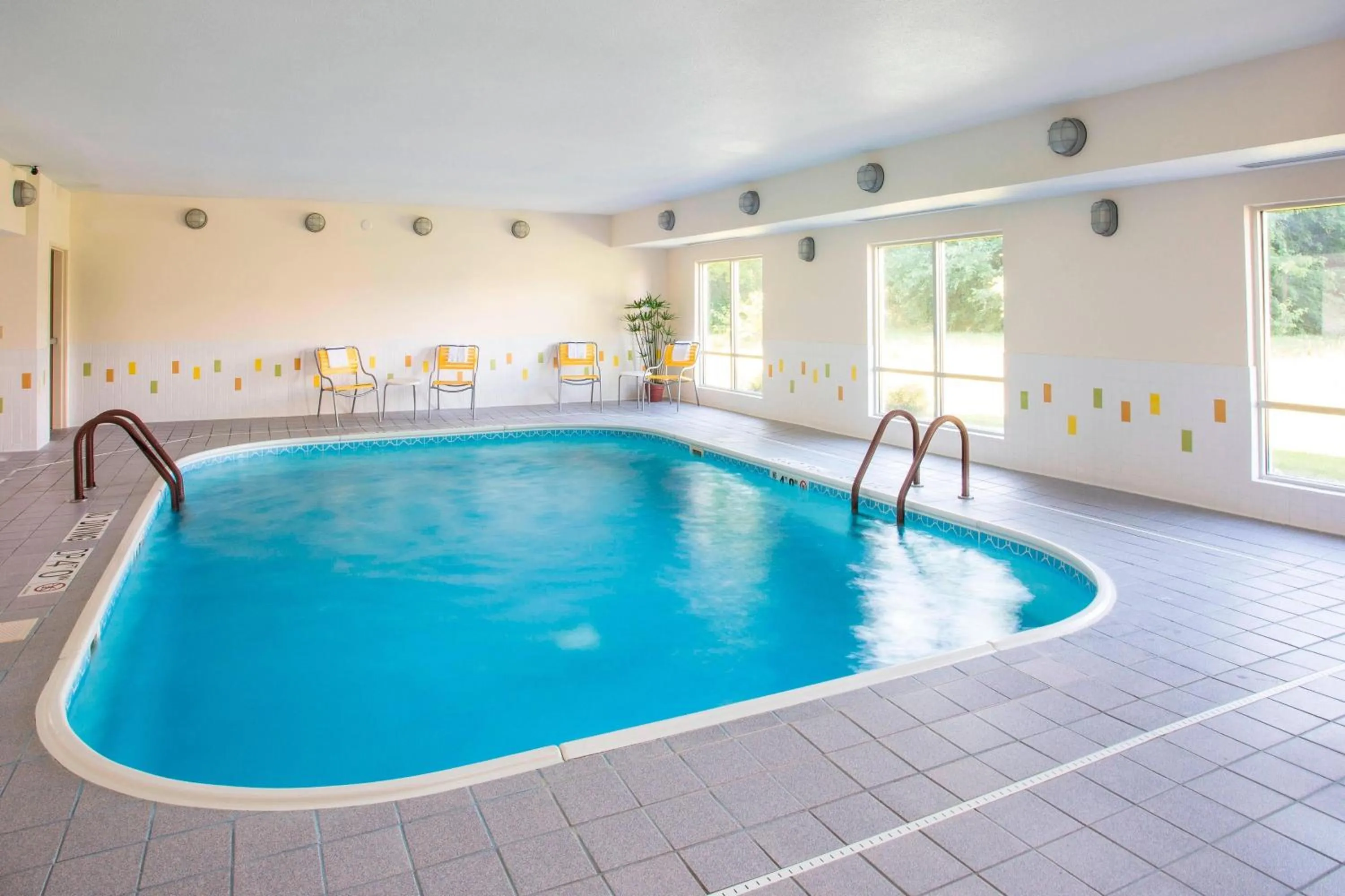 Swimming pool in Fairfield Inn & Suites by Marriott Terre Haute