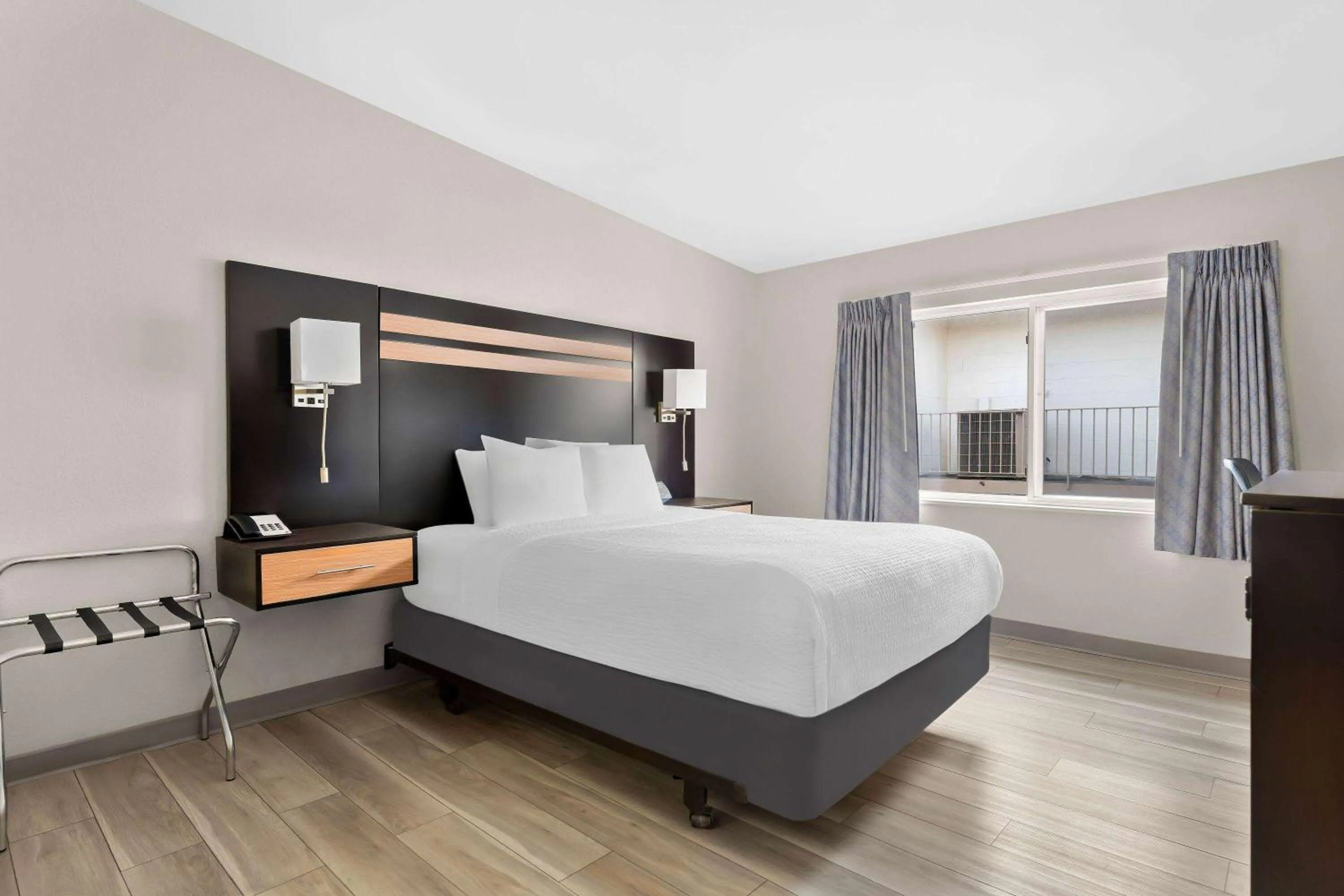 Bed in Days Inn by Wyndham Albany SUNY