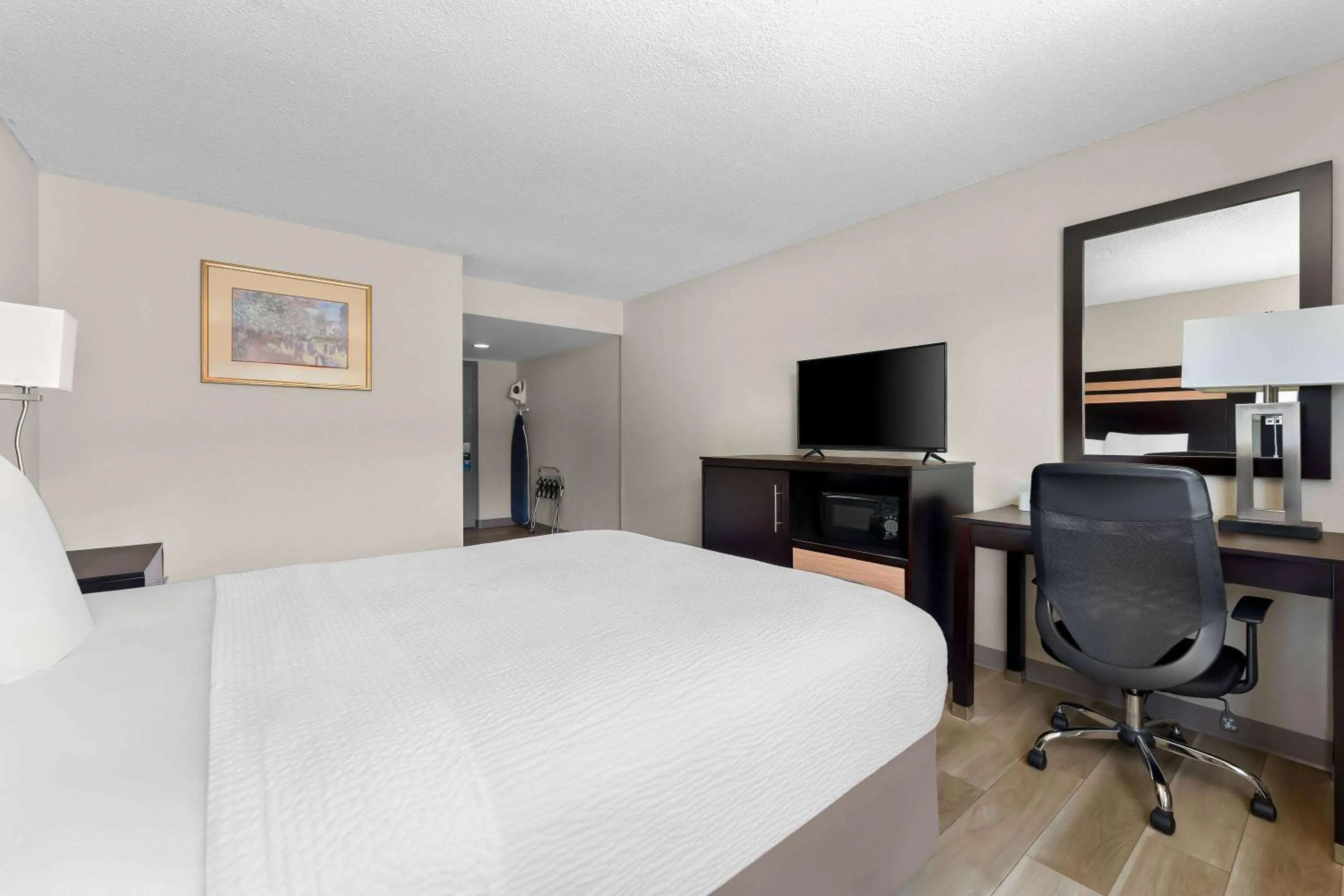 Bed in Days Inn by Wyndham Albany SUNY