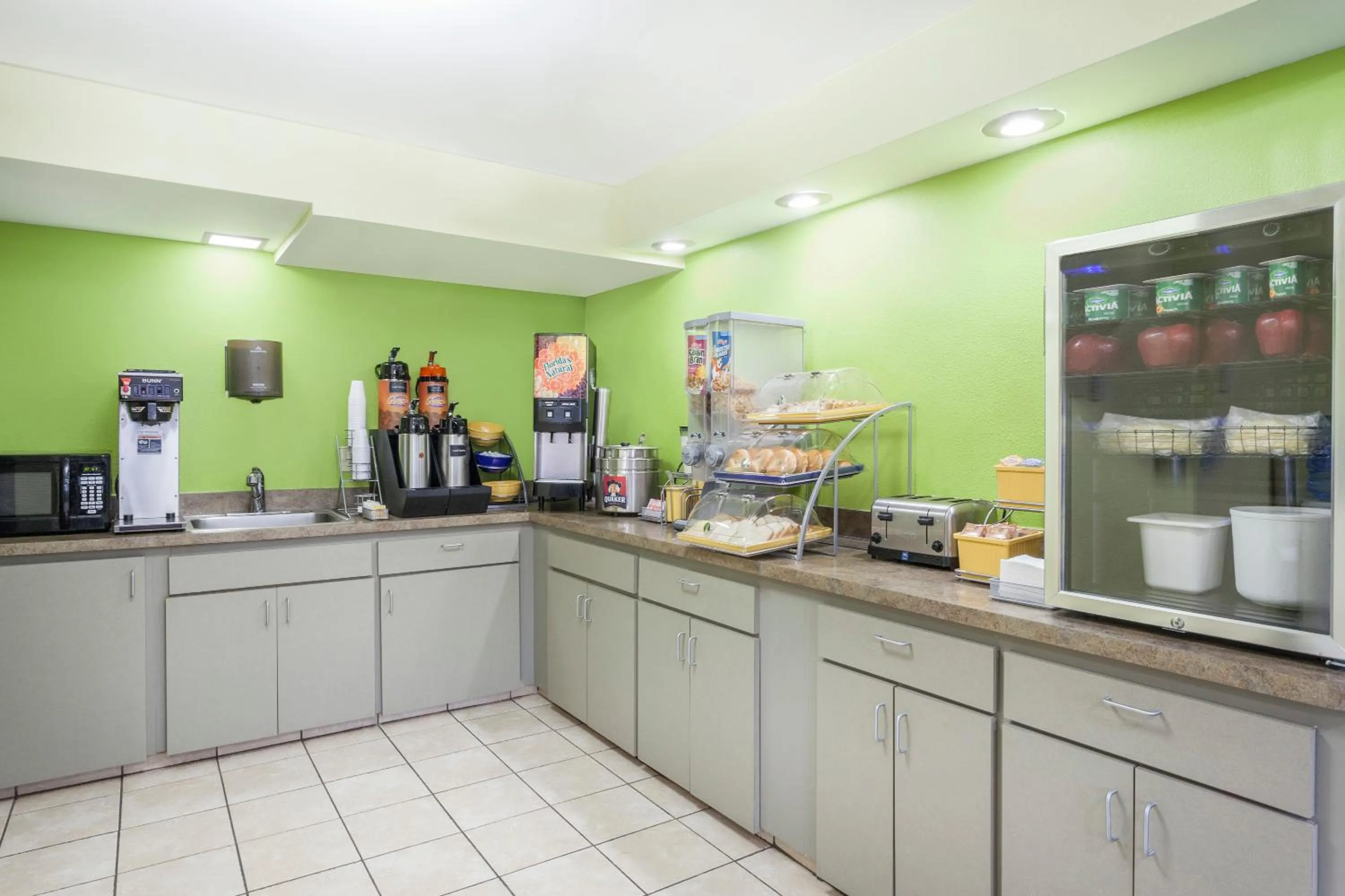 Continental breakfast in Days Inn by Wyndham Albany SUNY