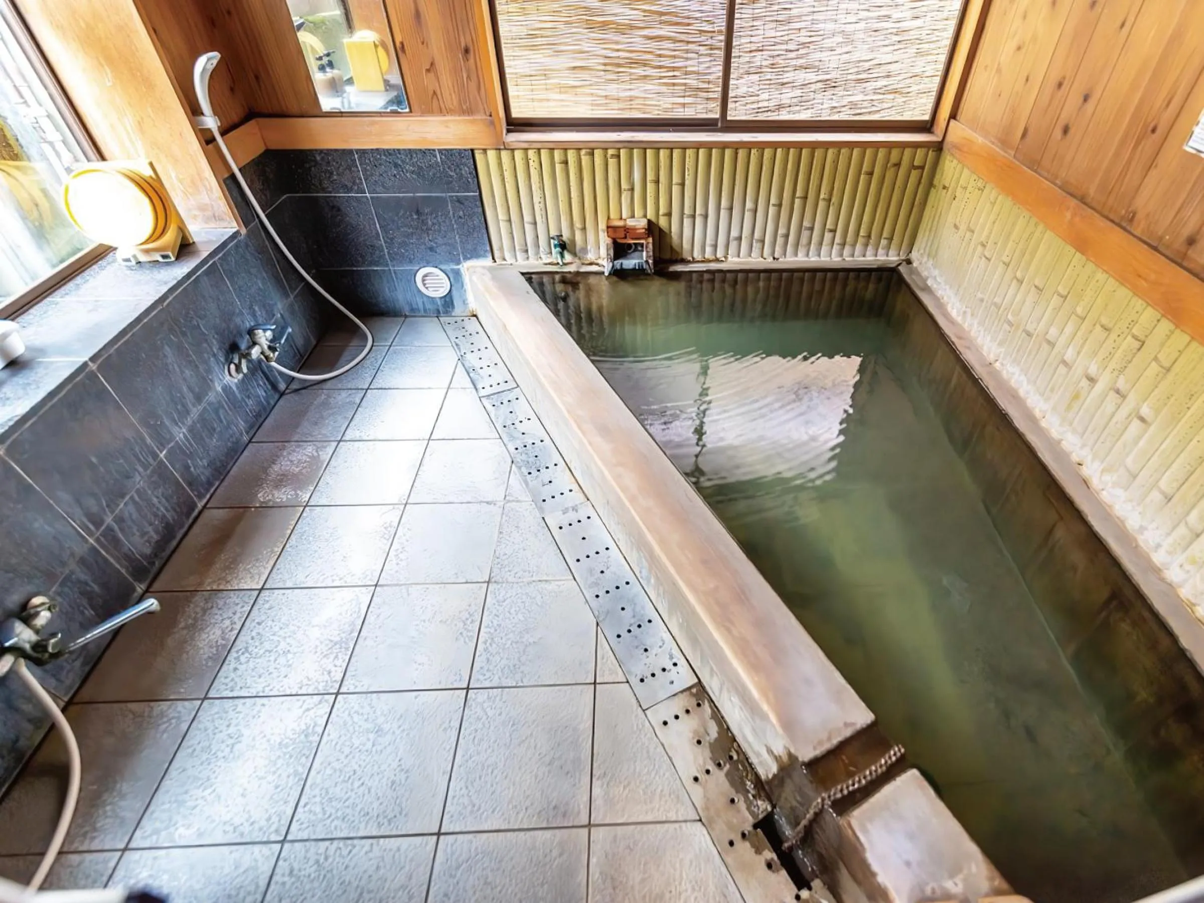 Shower in J-Hoppers Kumano Yunomine Guesthouse