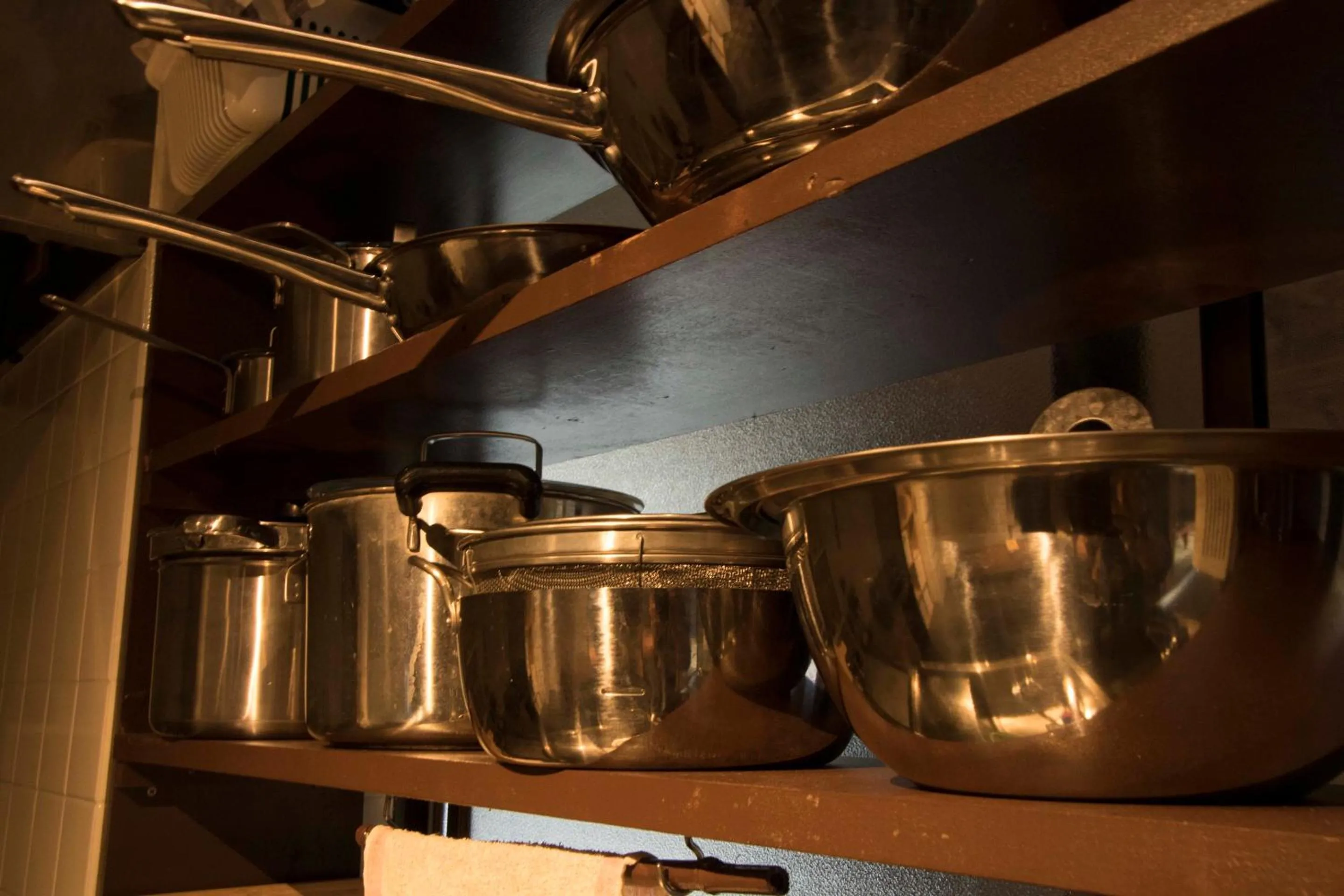 Communal kitchen in J-Hoppers Kumano Yunomine Guesthouse