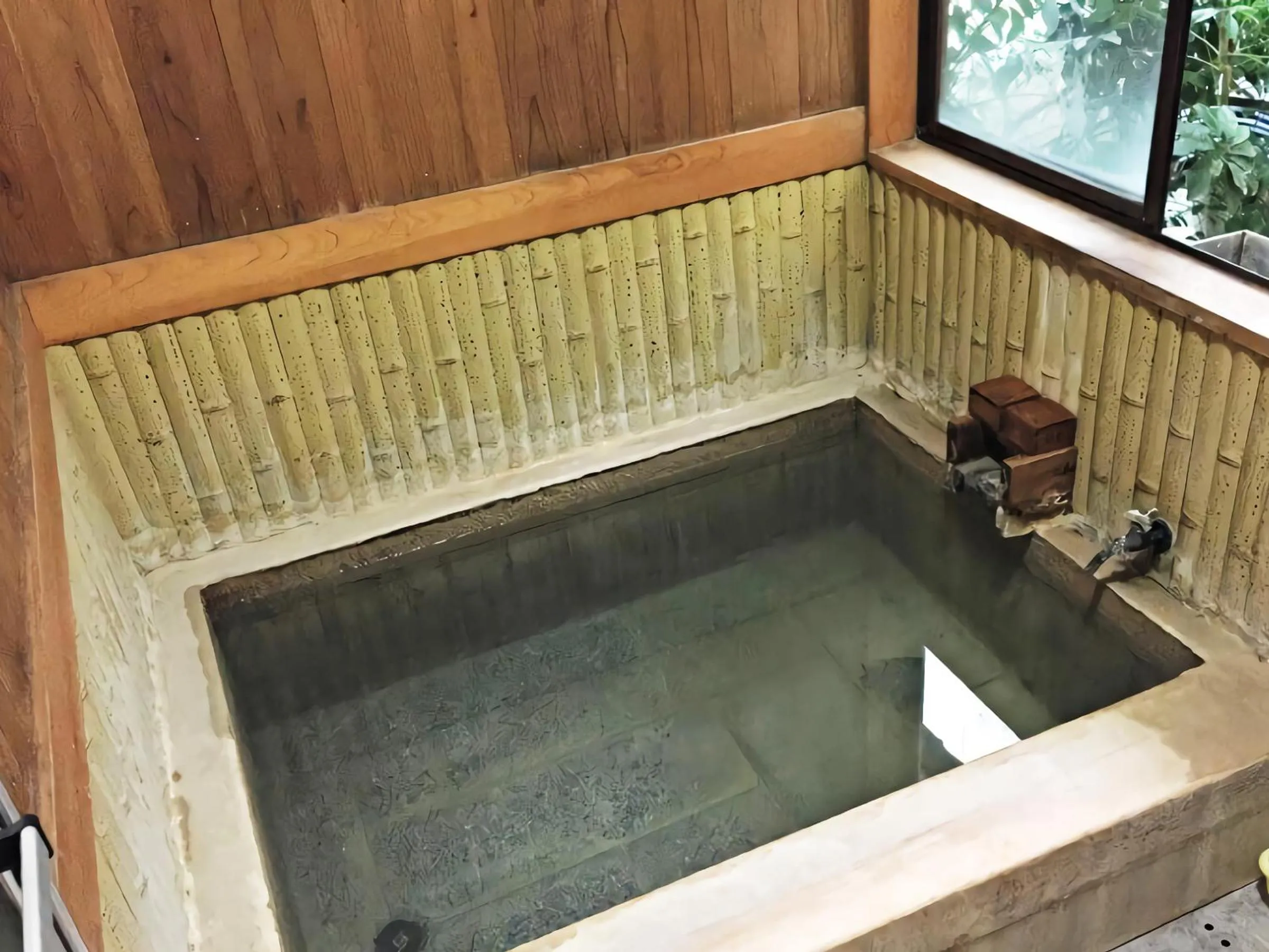 Shower in J-Hoppers Kumano Yunomine Guesthouse
