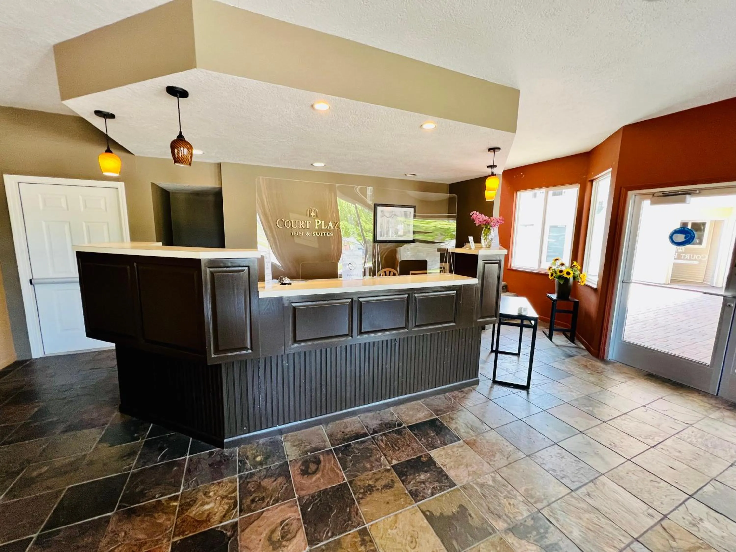 Lobby or reception in Court Plaza Inn & Suites of Mackinaw