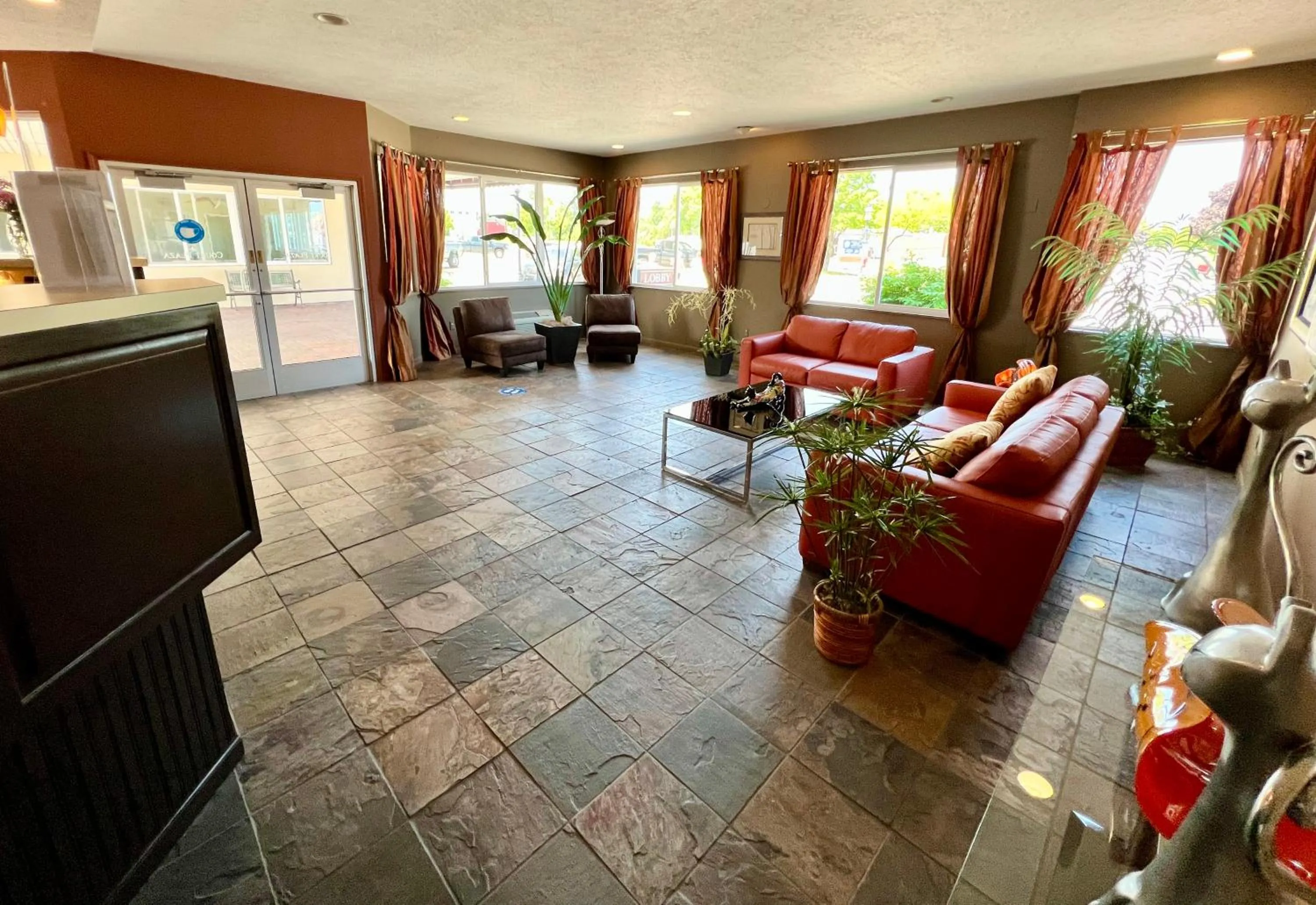 Lobby or reception in Court Plaza Inn & Suites of Mackinaw