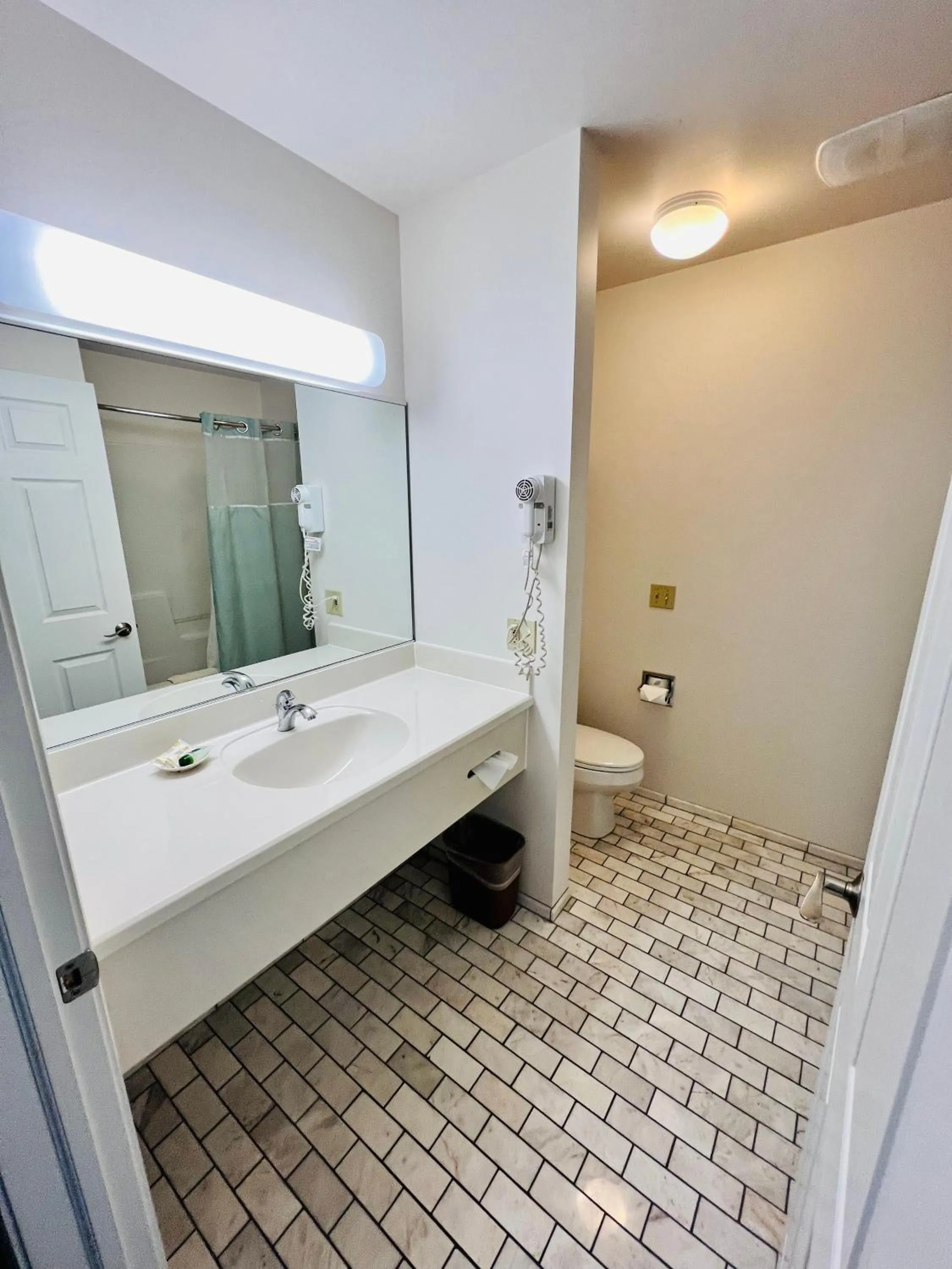 Bathroom in Court Plaza Inn & Suites of Mackinaw