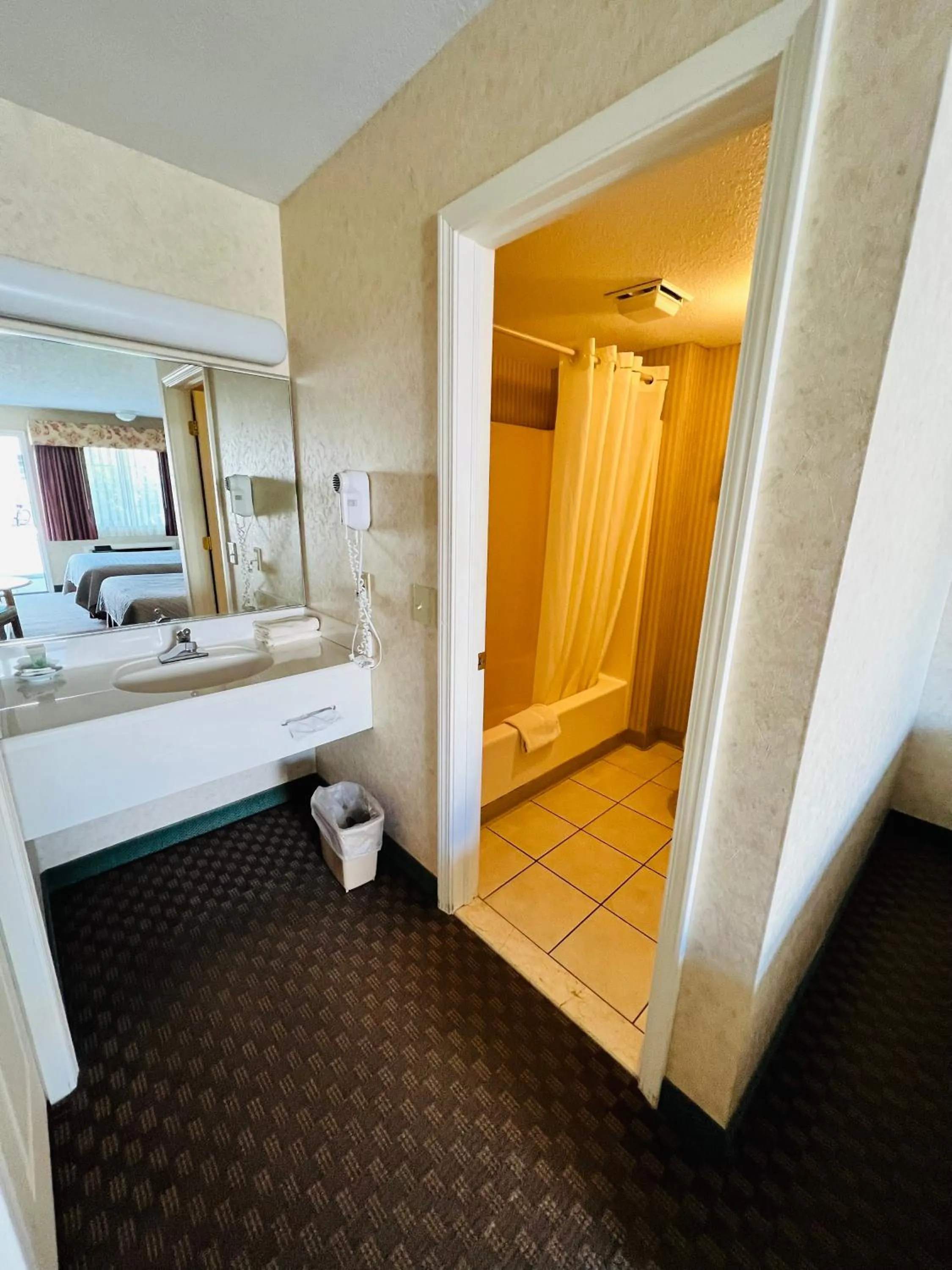 Bathroom, Bed in Court Plaza Inn & Suites of Mackinaw