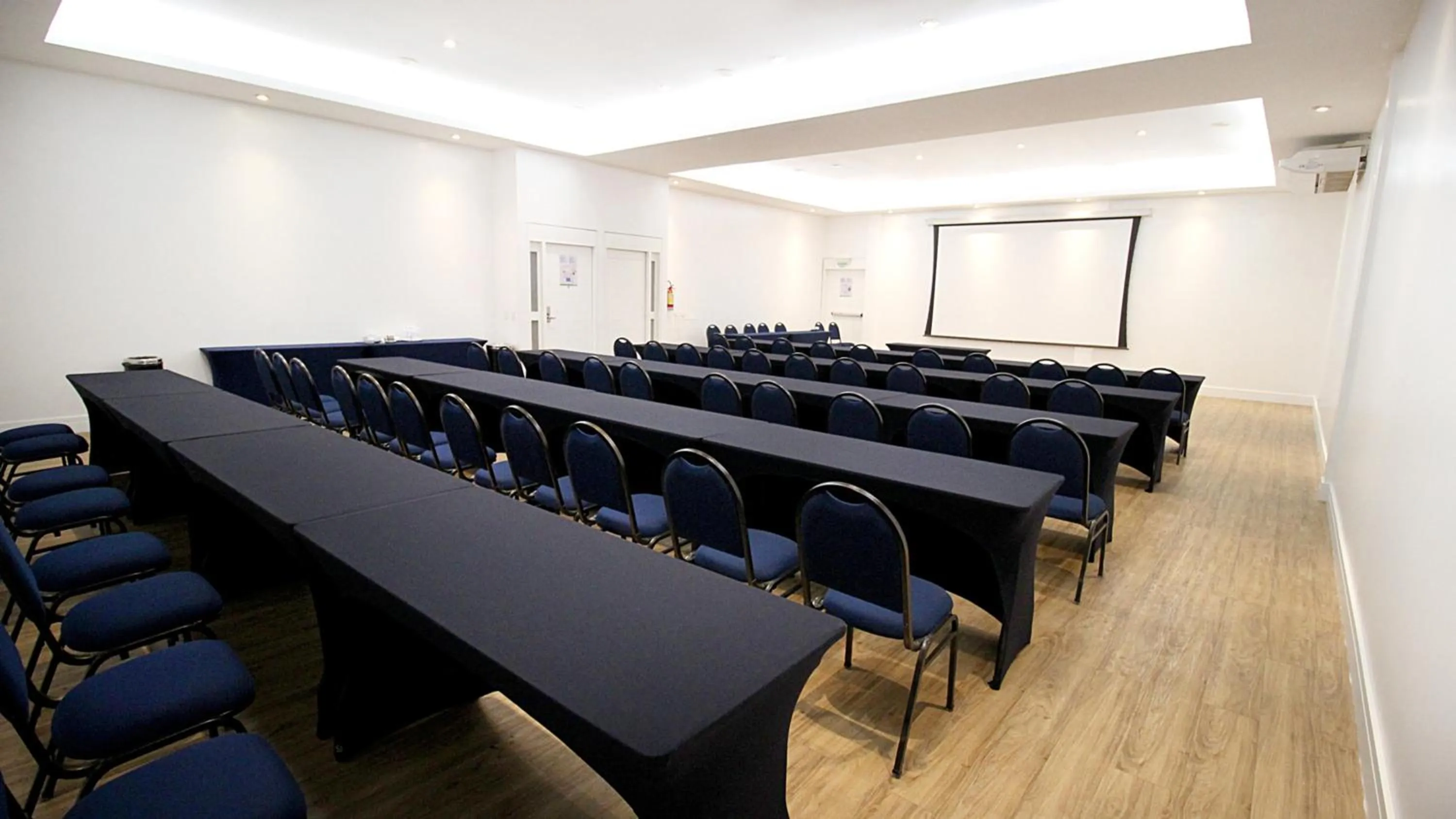 Meeting/conference room in Holiday Inn Fortaleza by IHG