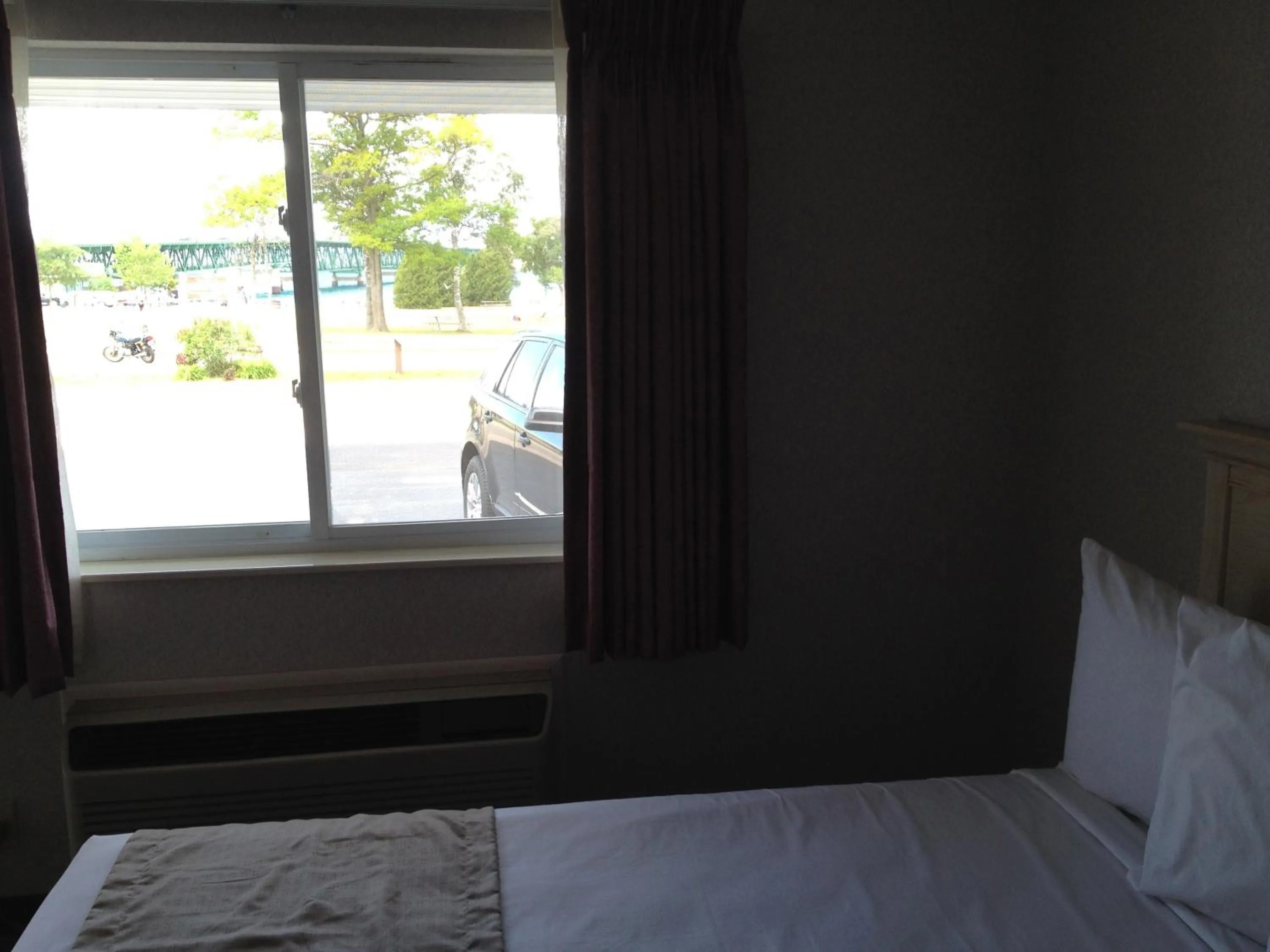 Bed in Parkside Inn Bridgeview