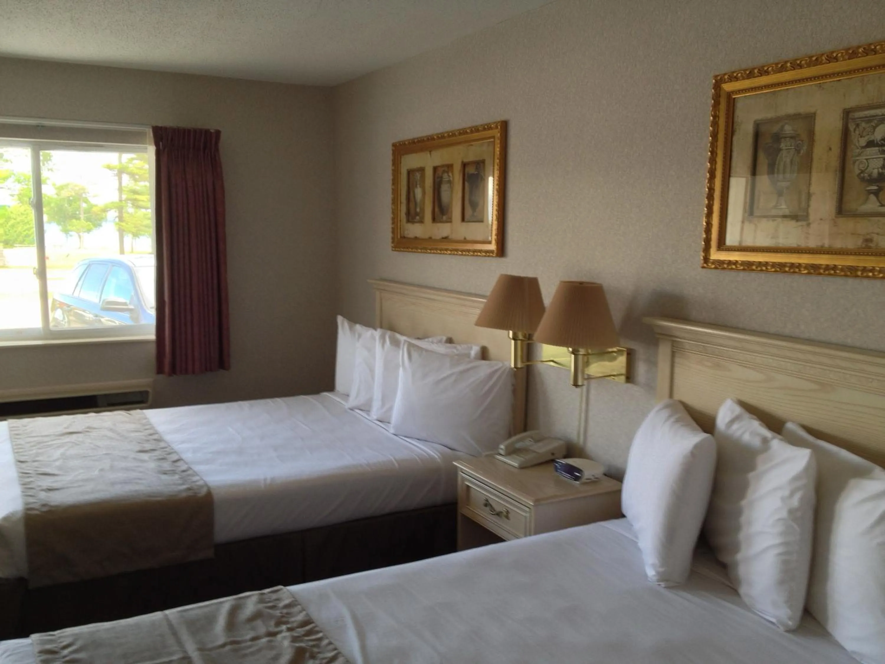 Bed in Parkside Inn Bridgeview