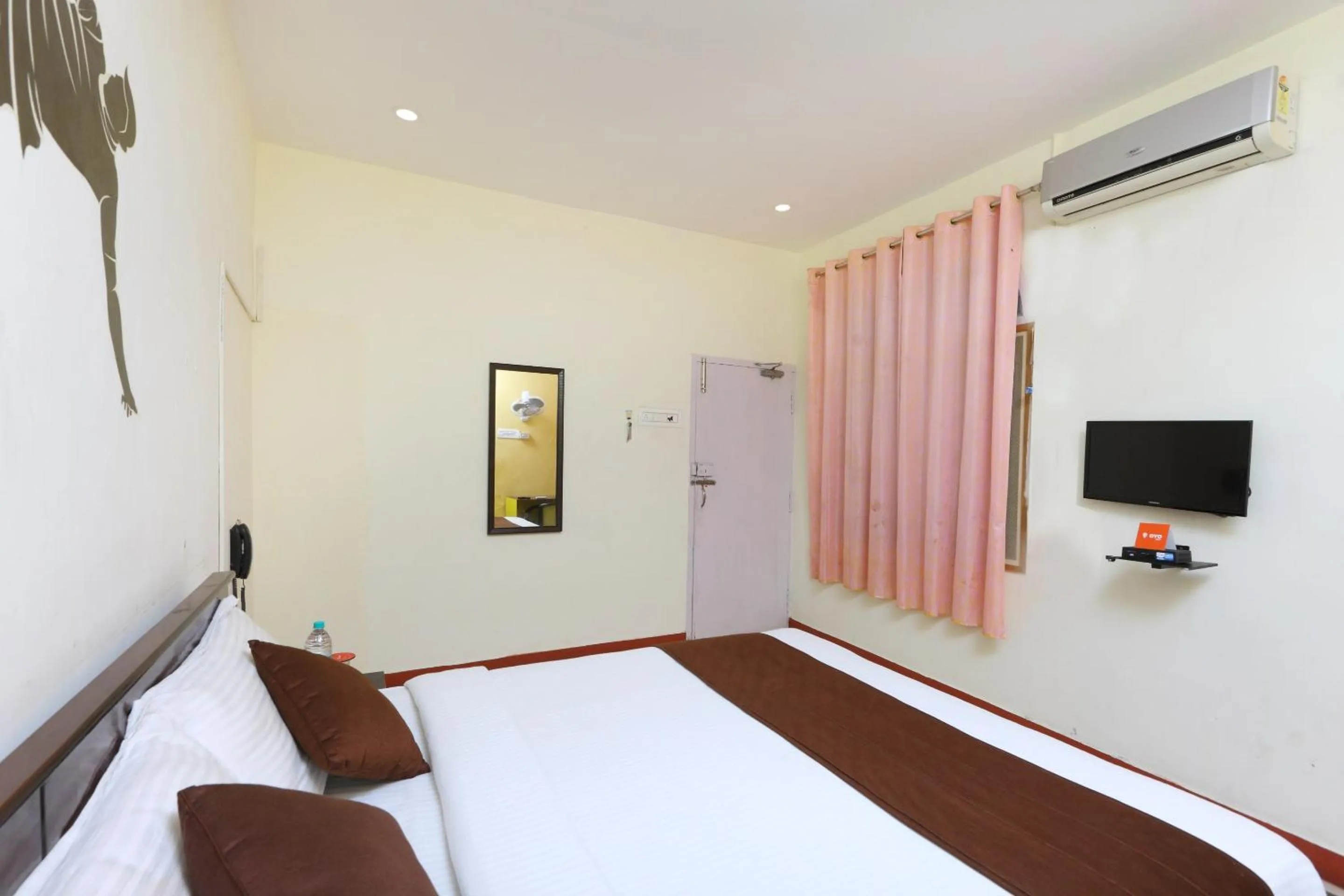 Bedroom, Bed in Hotel O India Gate Par View