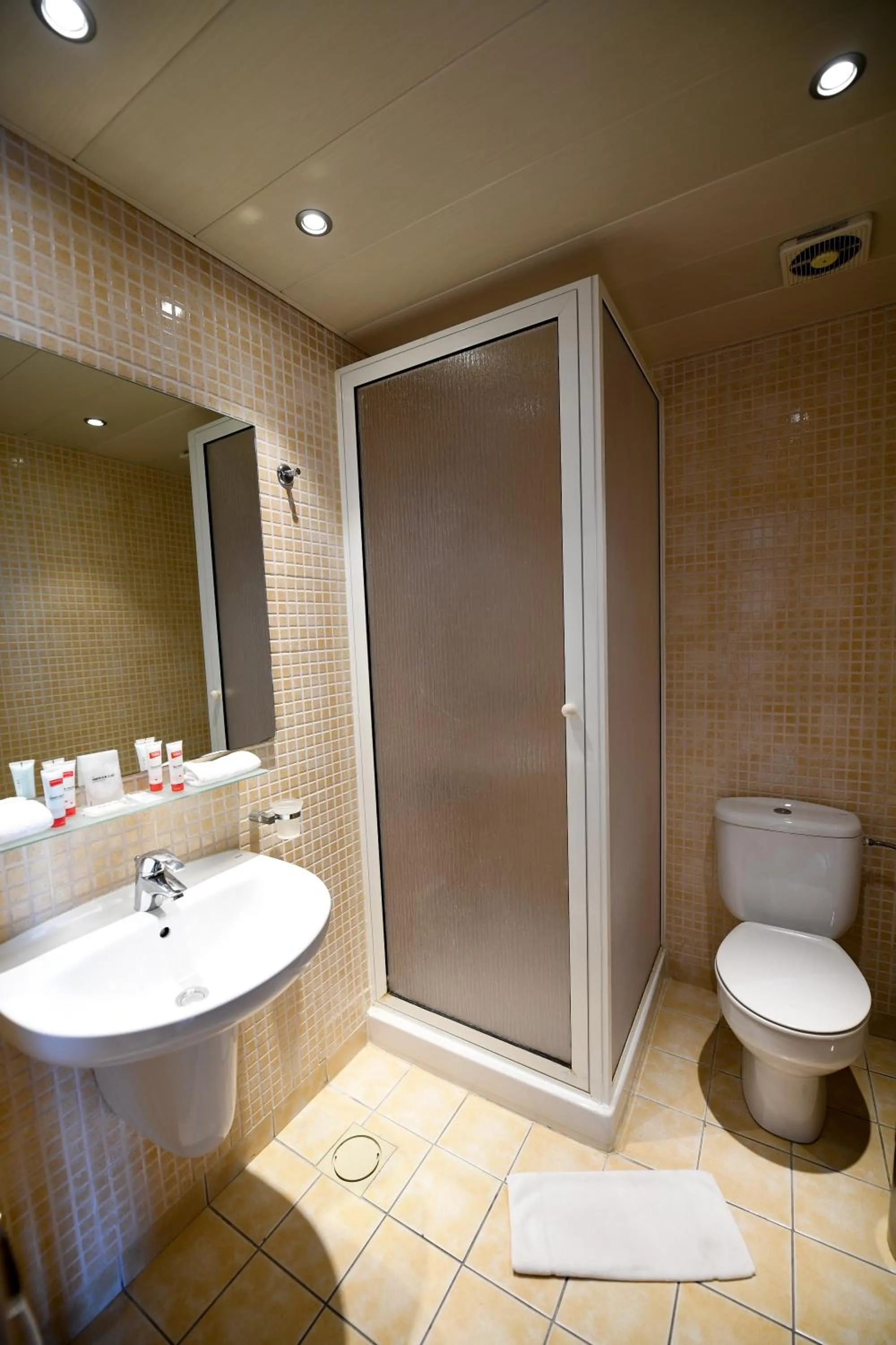 Shower in The Smallville Xpress