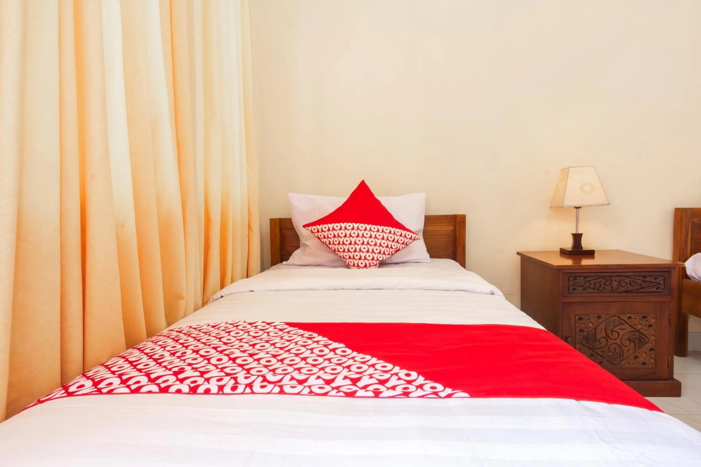 Bedroom, Bed in Hotel O Omah Ladrang