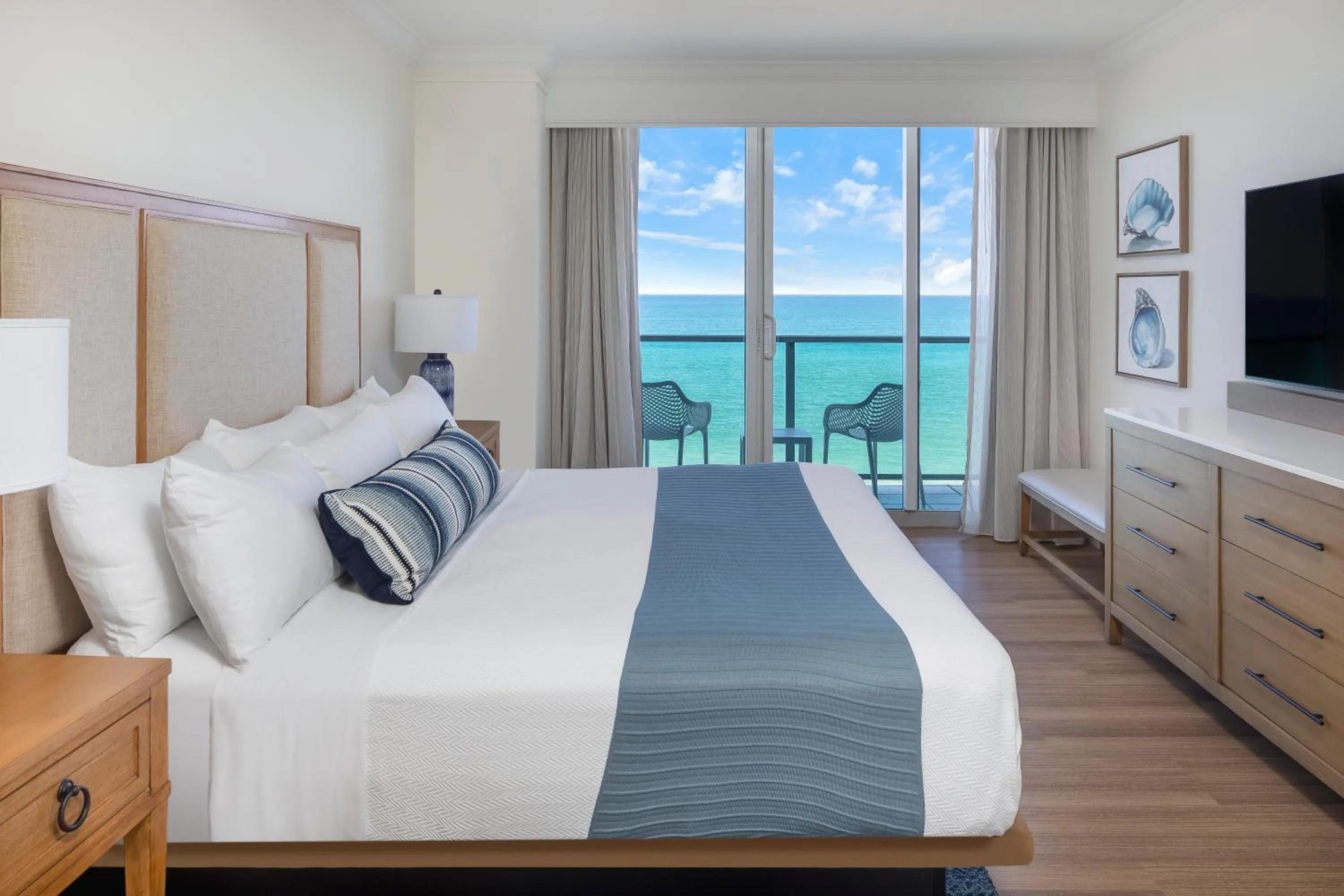 Bed in Jupiter Beach Resort & Spa