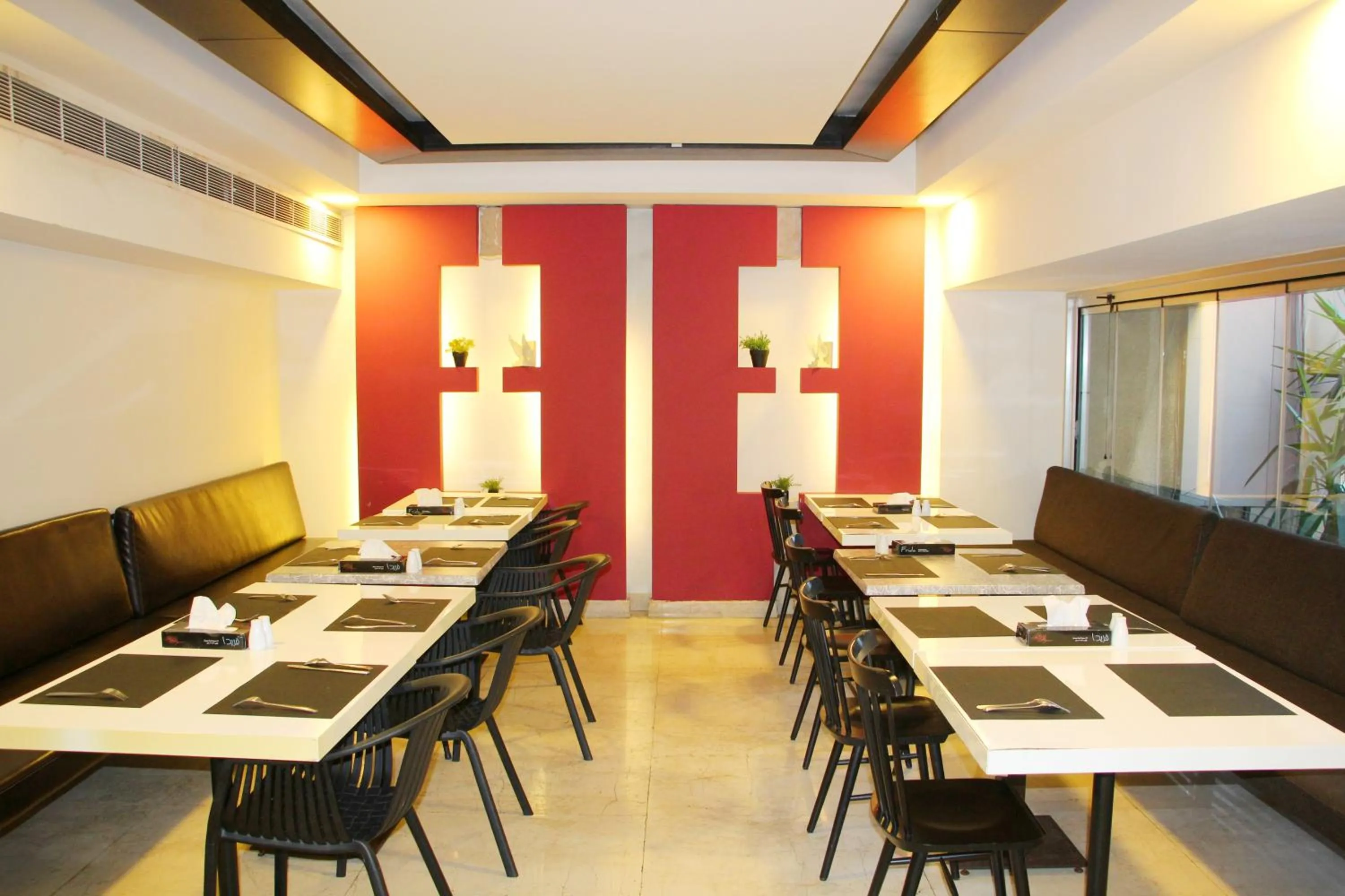 Restaurant/places to eat in Le Marly Hotel