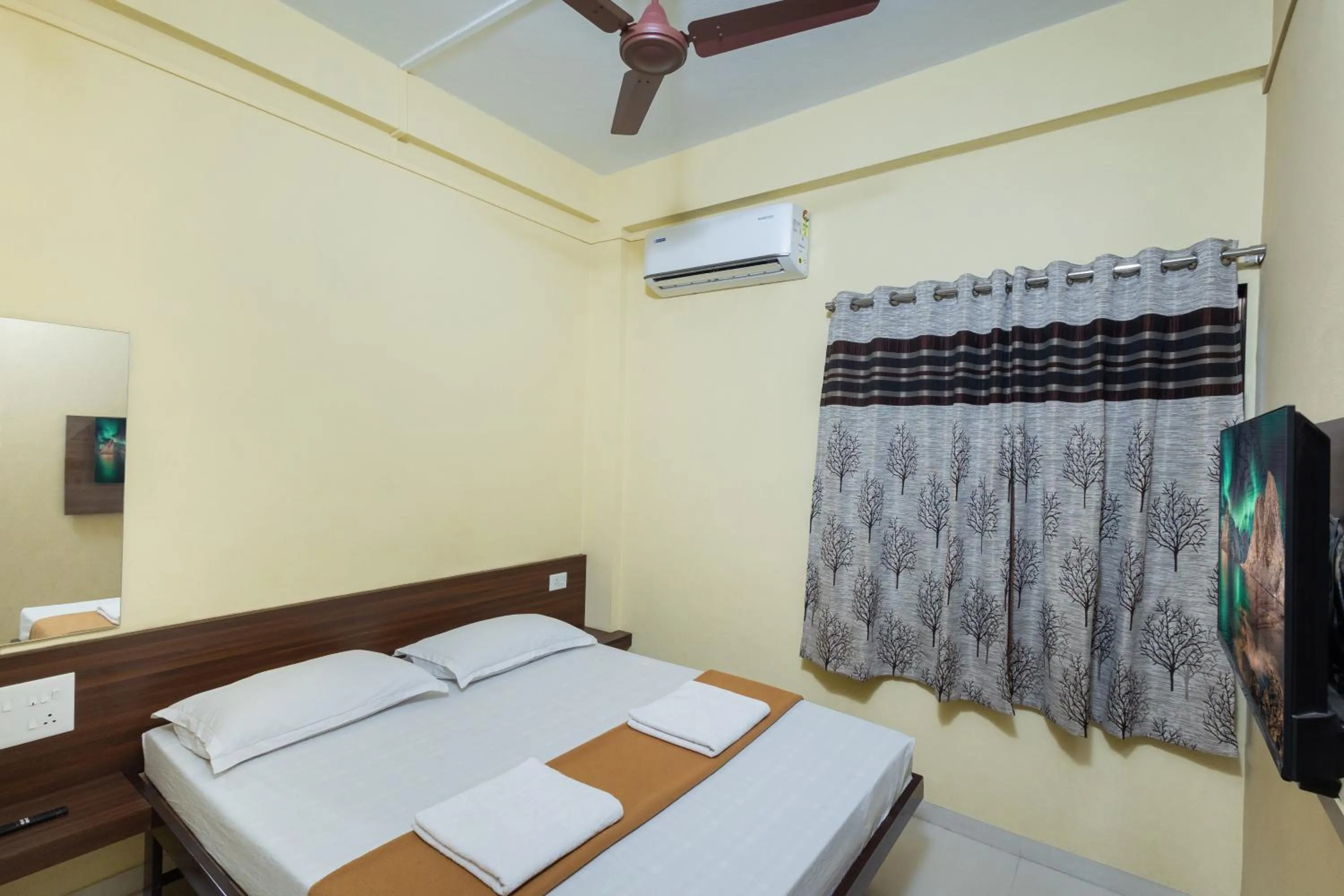 Bed in Hotel Ambika