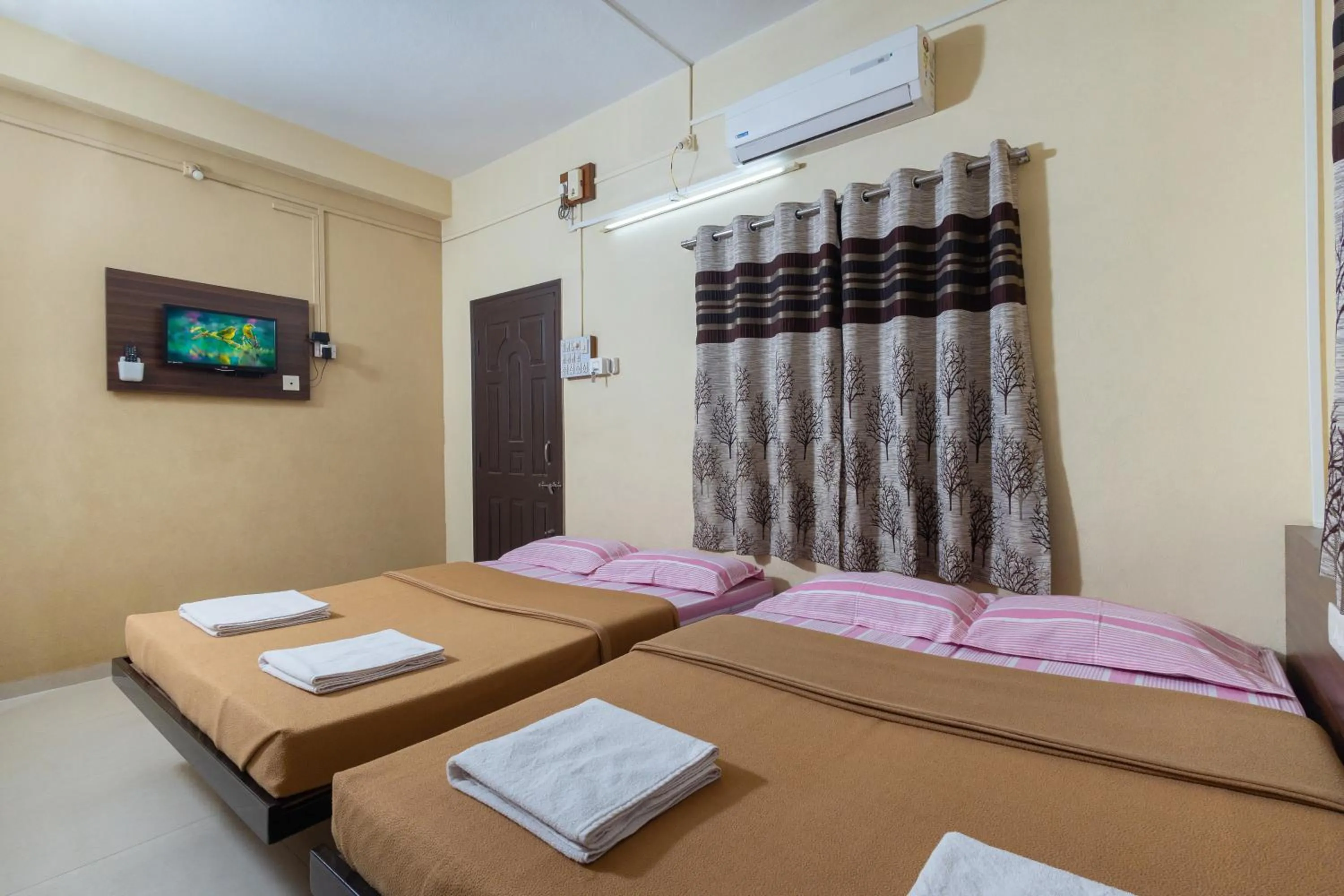 Bed in Hotel Ambika