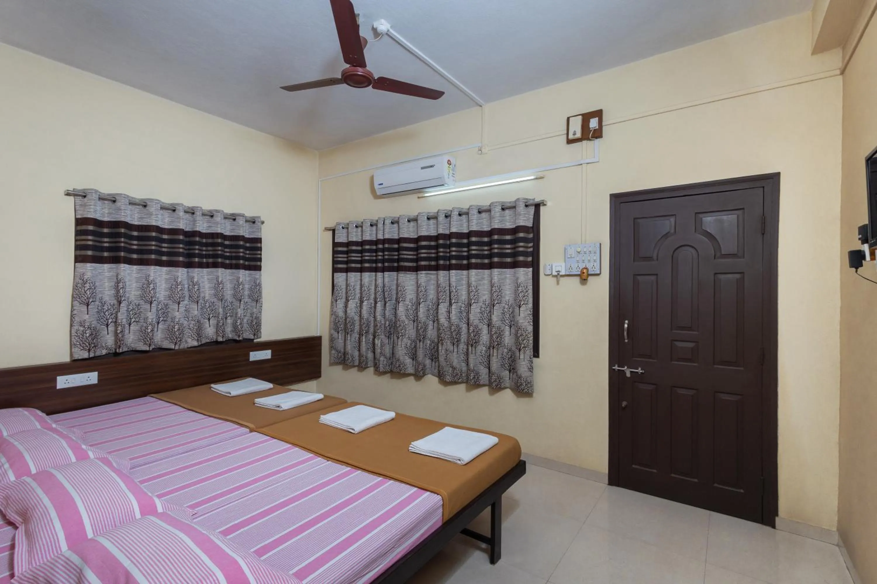 Bed in Hotel Ambika