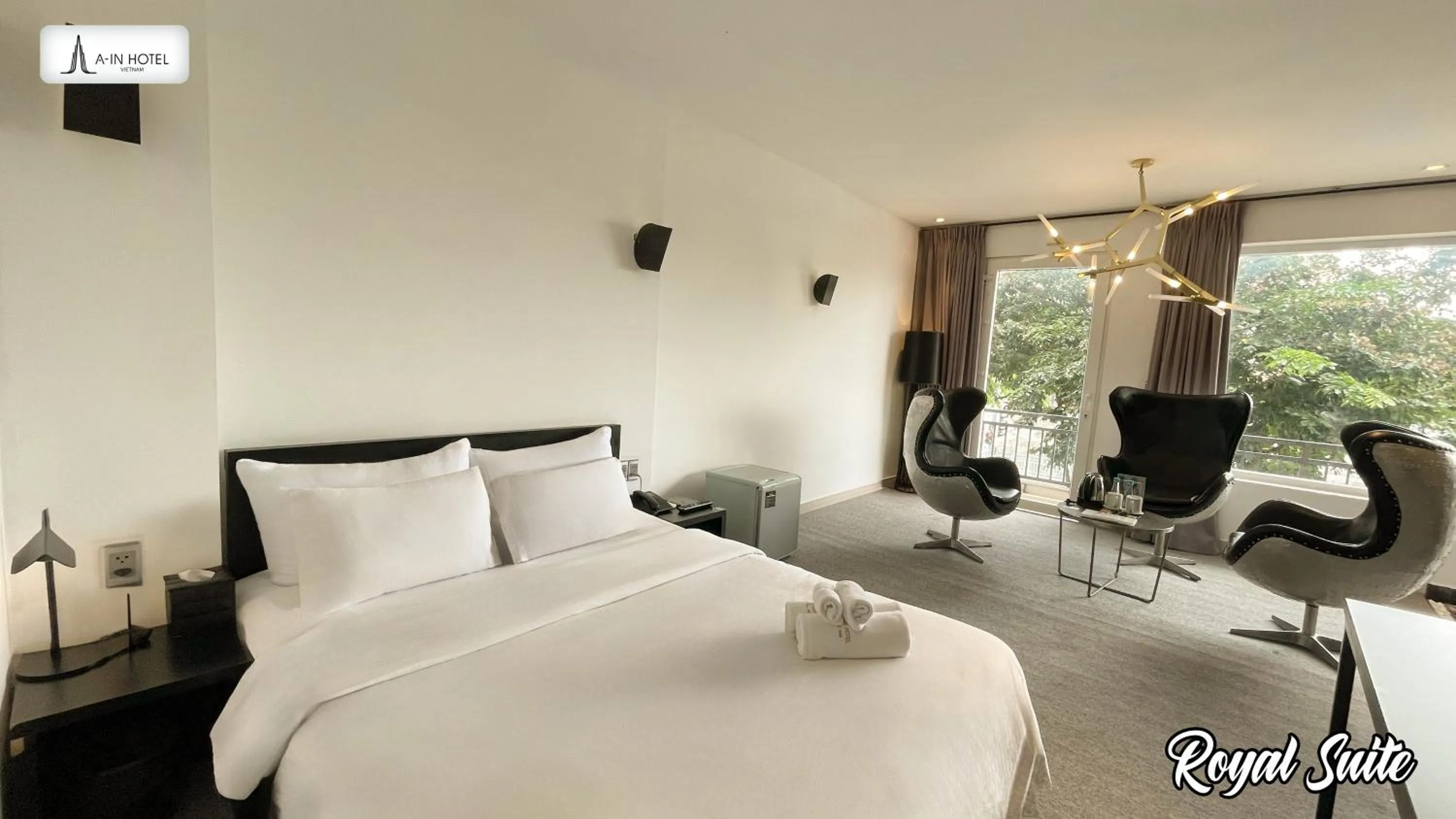 Photo of the whole room, Bed in A In Hotel Riverside