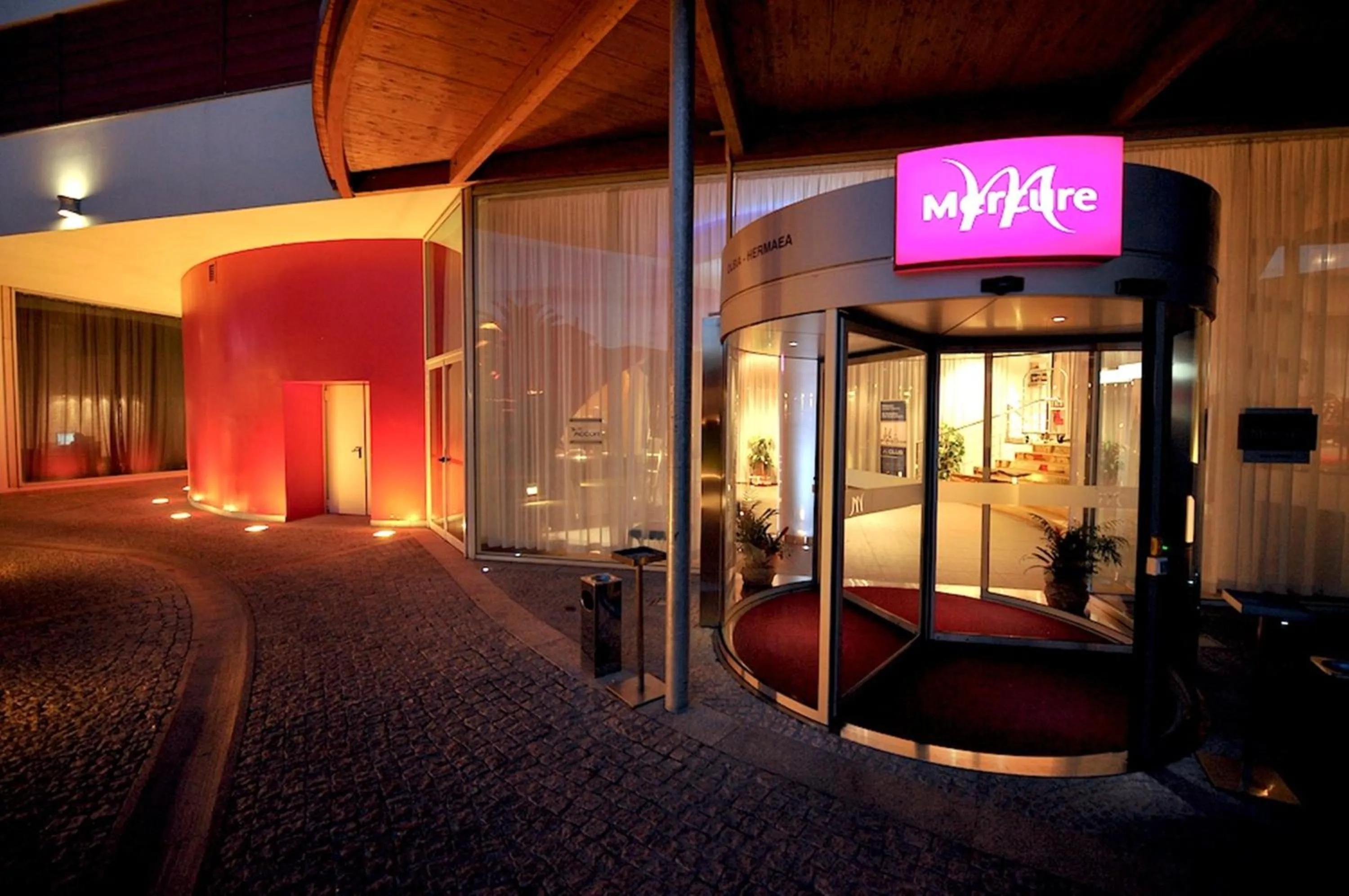 Facade/entrance, Bed in Mercure Olbia