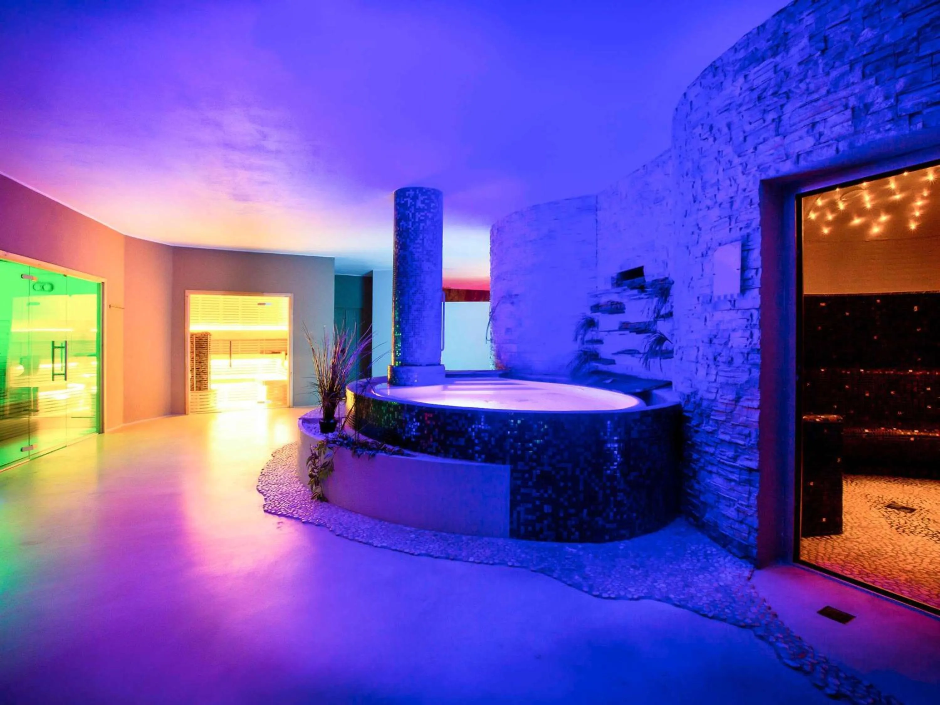 Property building, Bed in Mercure Olbia