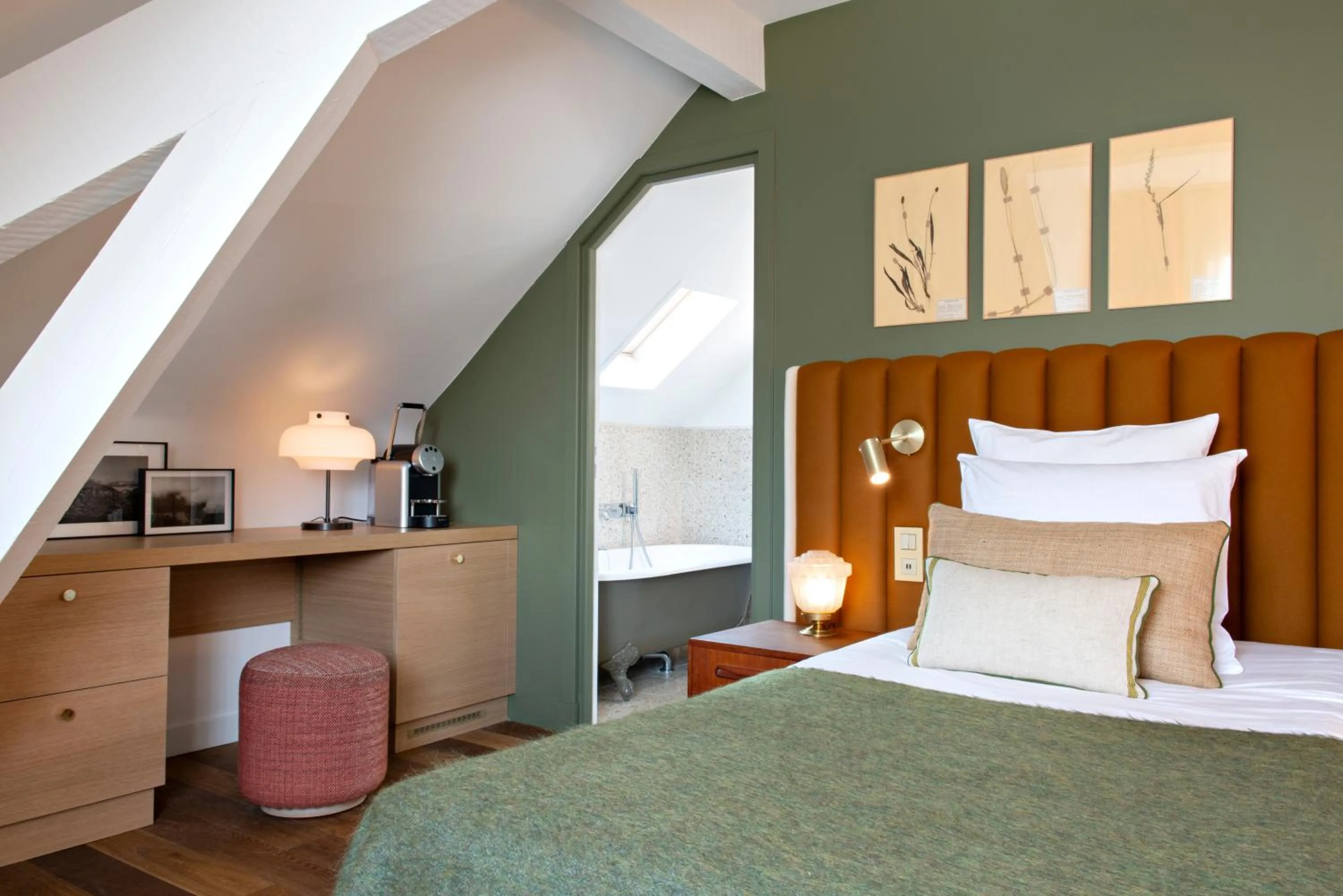 Bed in Auberge Du Père Bise - Jean Sulpice