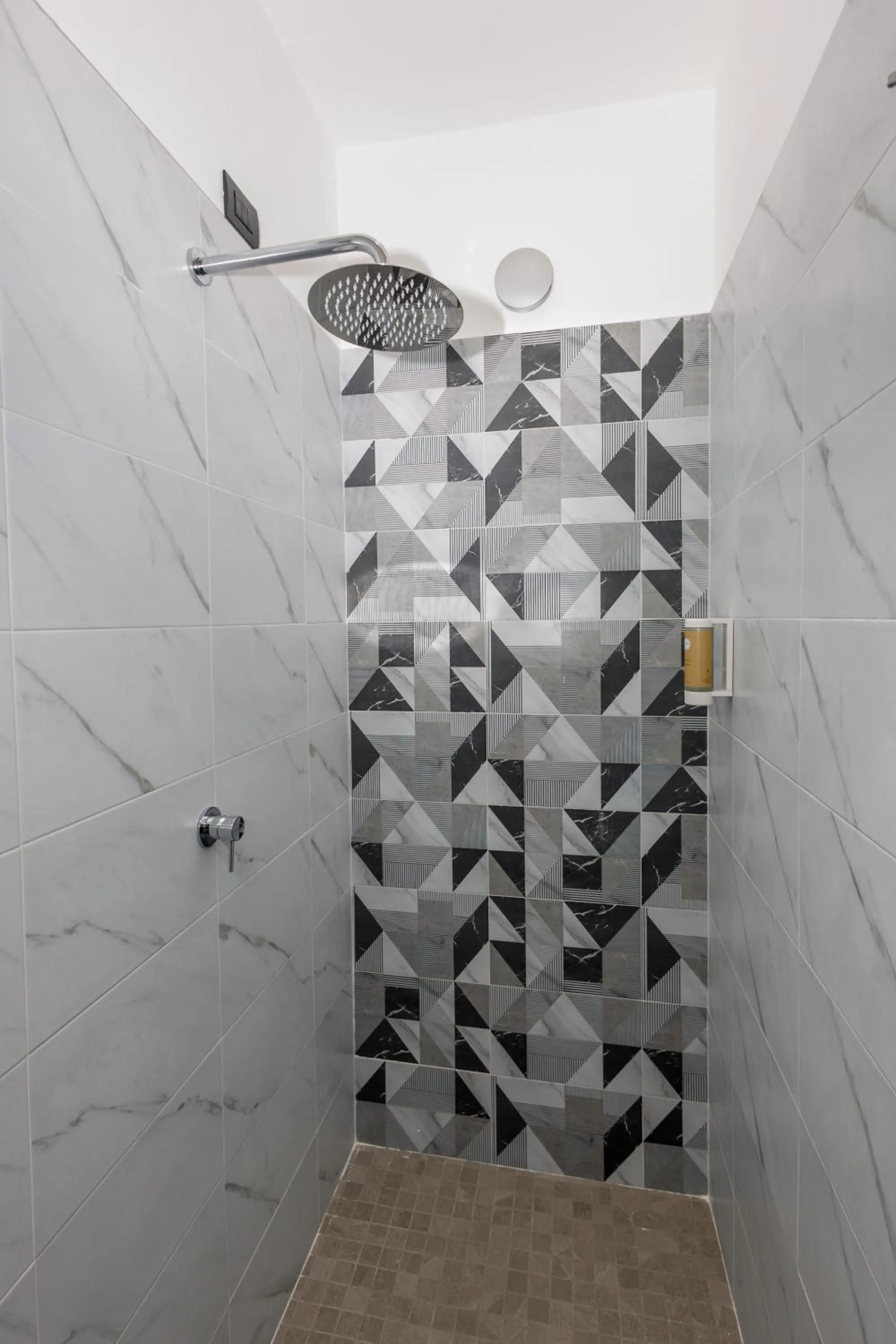 Shower in Crossroad Hotel